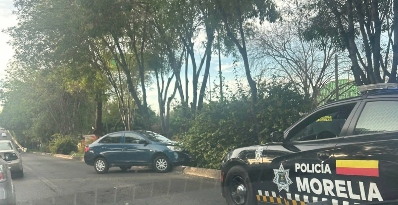 Auto choca contra objeto fijo en la avenida Madero Poniente de Morelia