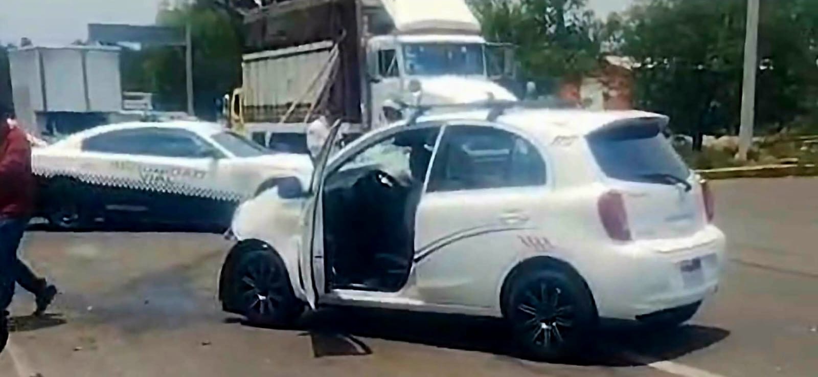 Se registra choqu3 entre auto y camioneta en la Morelia-Pátzcuaro