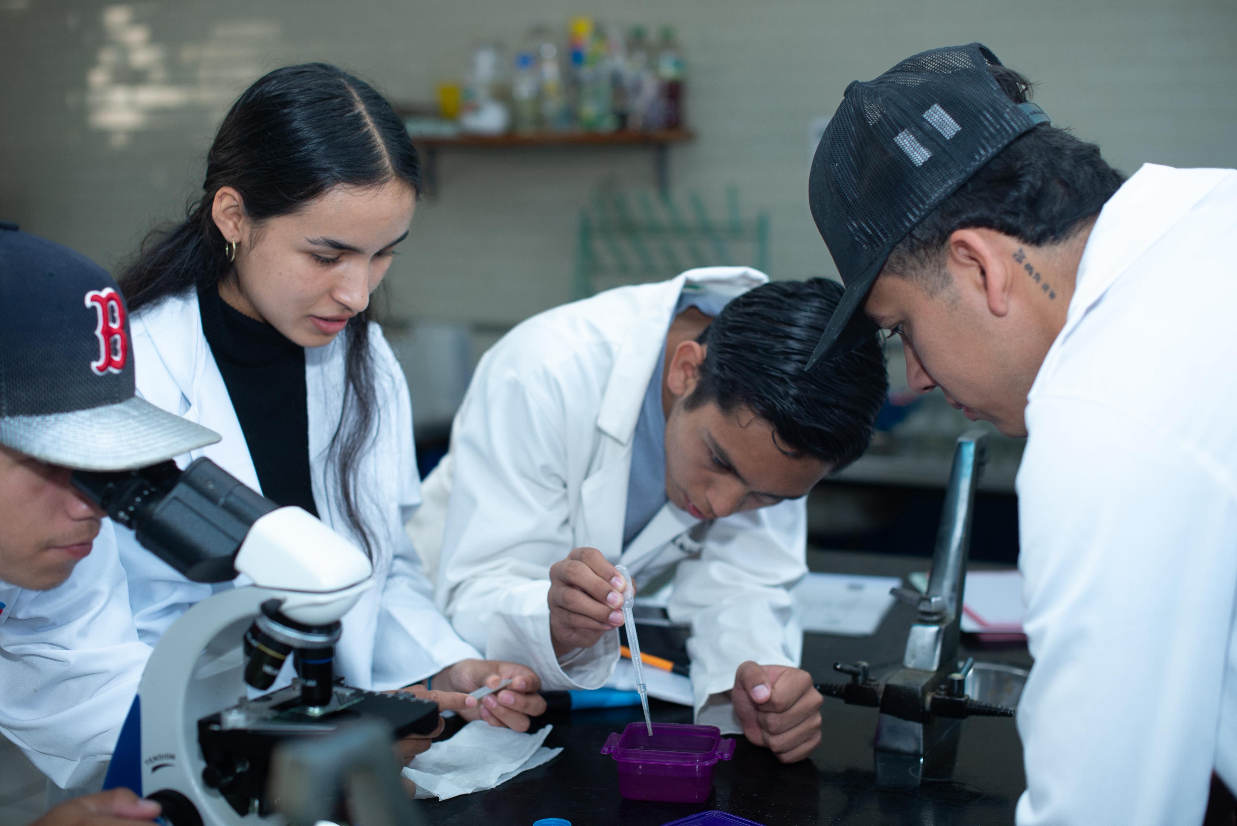 RESALTAN ESTUDIANTES, APOYO A LA CIENCIA Y LA INVESTIGACIÓN EN LA ADMINISTRACIÓN DE YARABÍ ÁVILA