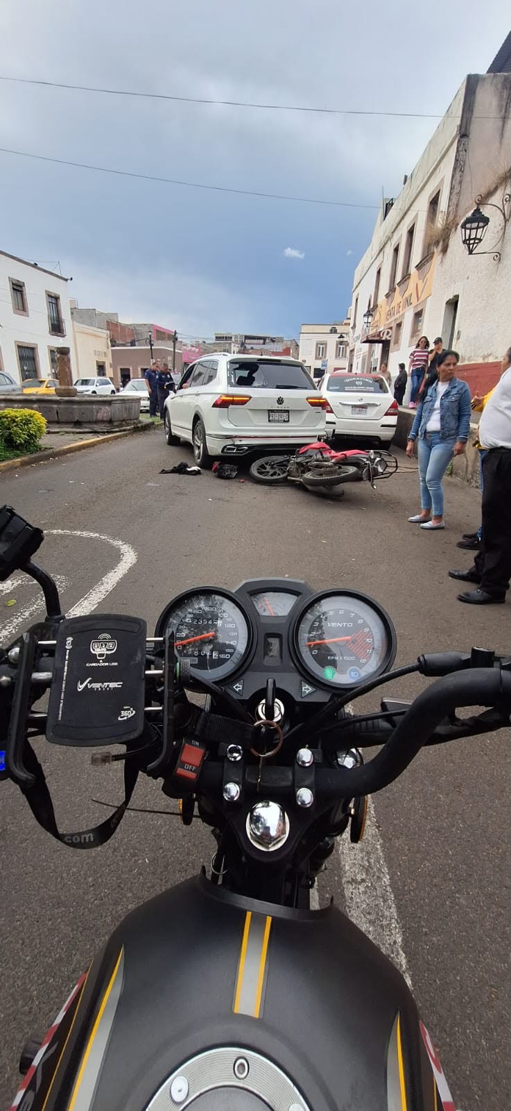 Ocurre choque de moto contra camioneta en el centro de Morelia; hay un herido 