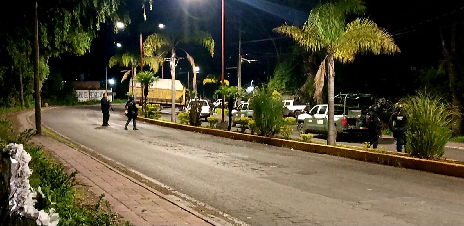 Sujetos armados se enfrentan en Queréndaro y queman un camión.