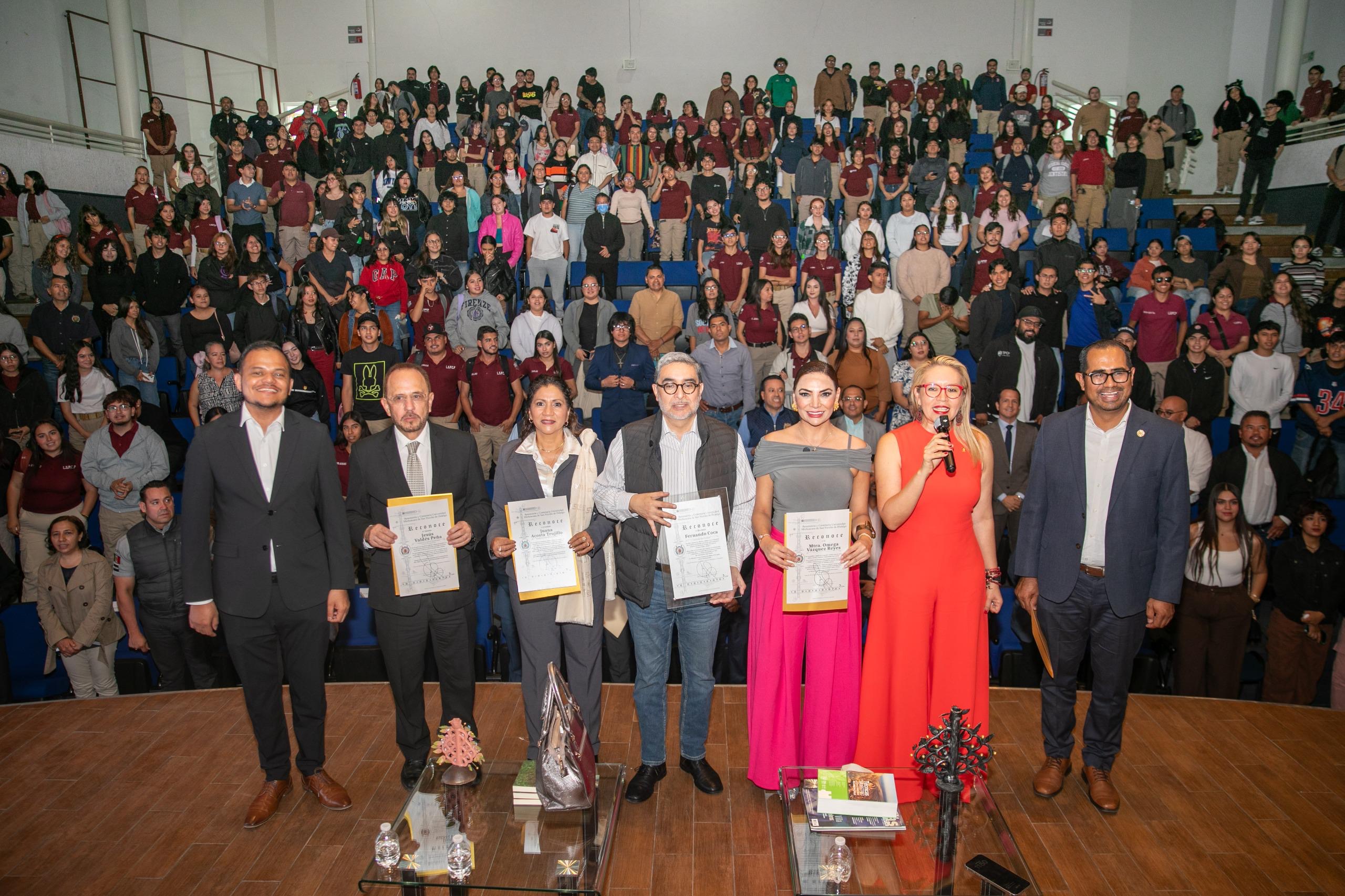 A ESTAR INFORMADOS E INCIDIR EN LA GENERACIÓN DE POLÍTICAS PÚBLICAS EN FAVOR DE MÉXICO, LLAMA EL PERIODISTA FERNANDO COCA A ESTUDIANTES DE LA UMSNH