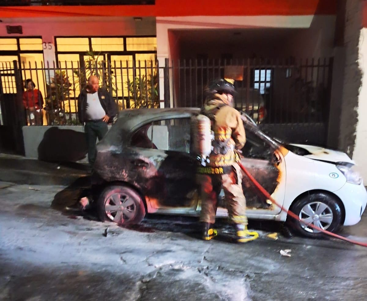 Criminales queman taxi en el Barrio Mágico de San Pedro, Uruapan 