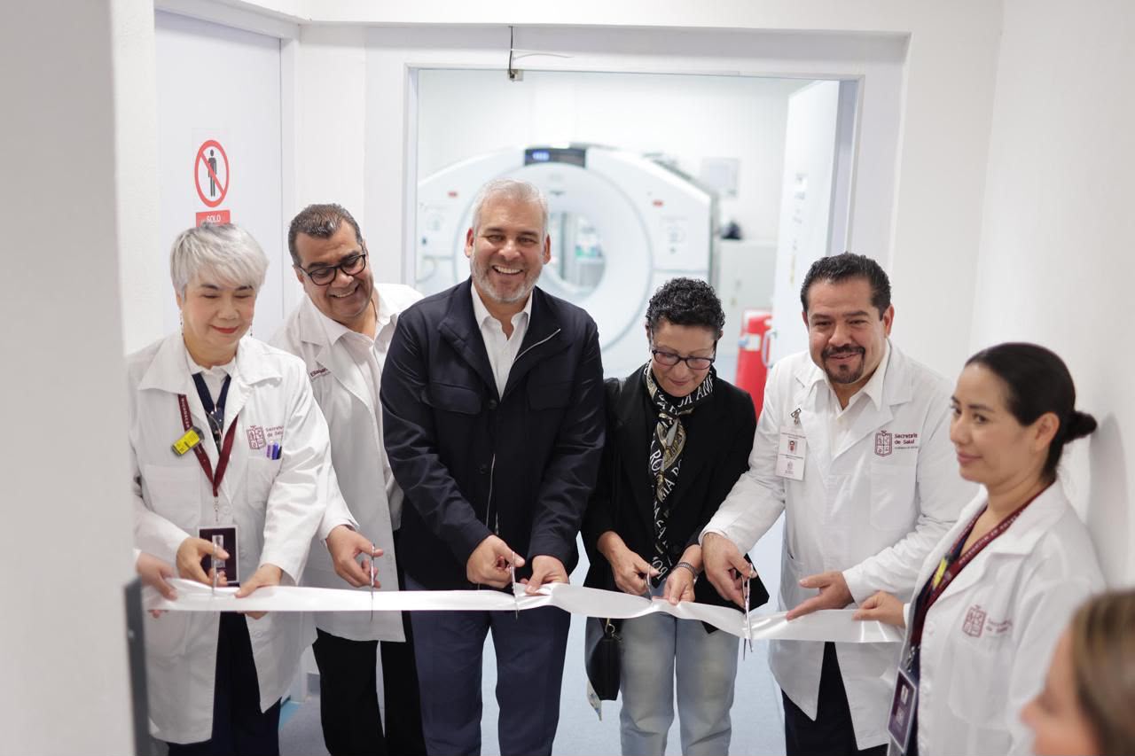 Avanzan tratamientos contra el cáncer en Michoacán; van 13 mil radioterapias en 10 meses: Bedolla