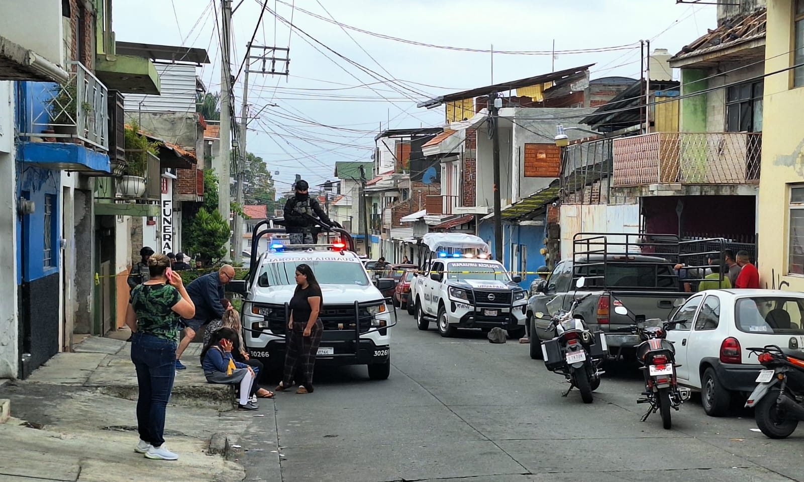 Ejecut4n a balaz0s a un hombre por fuera de una funeraria, en la zona Centro de Uruapan 