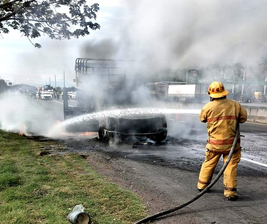 Arde camioneta limonera en la Apatzingán – Cuatro Caminos