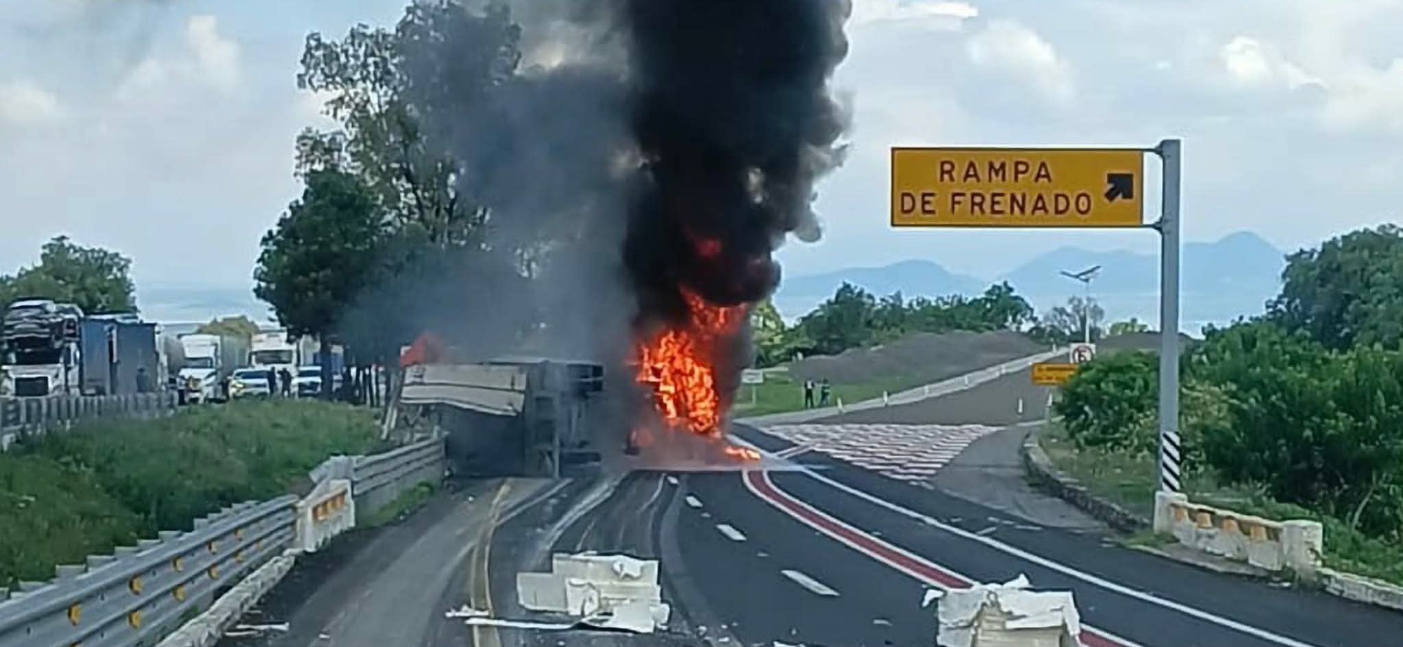 Arde tractocamión tras volcar en la autopista México-Guadalajara, en Zinapécuaro