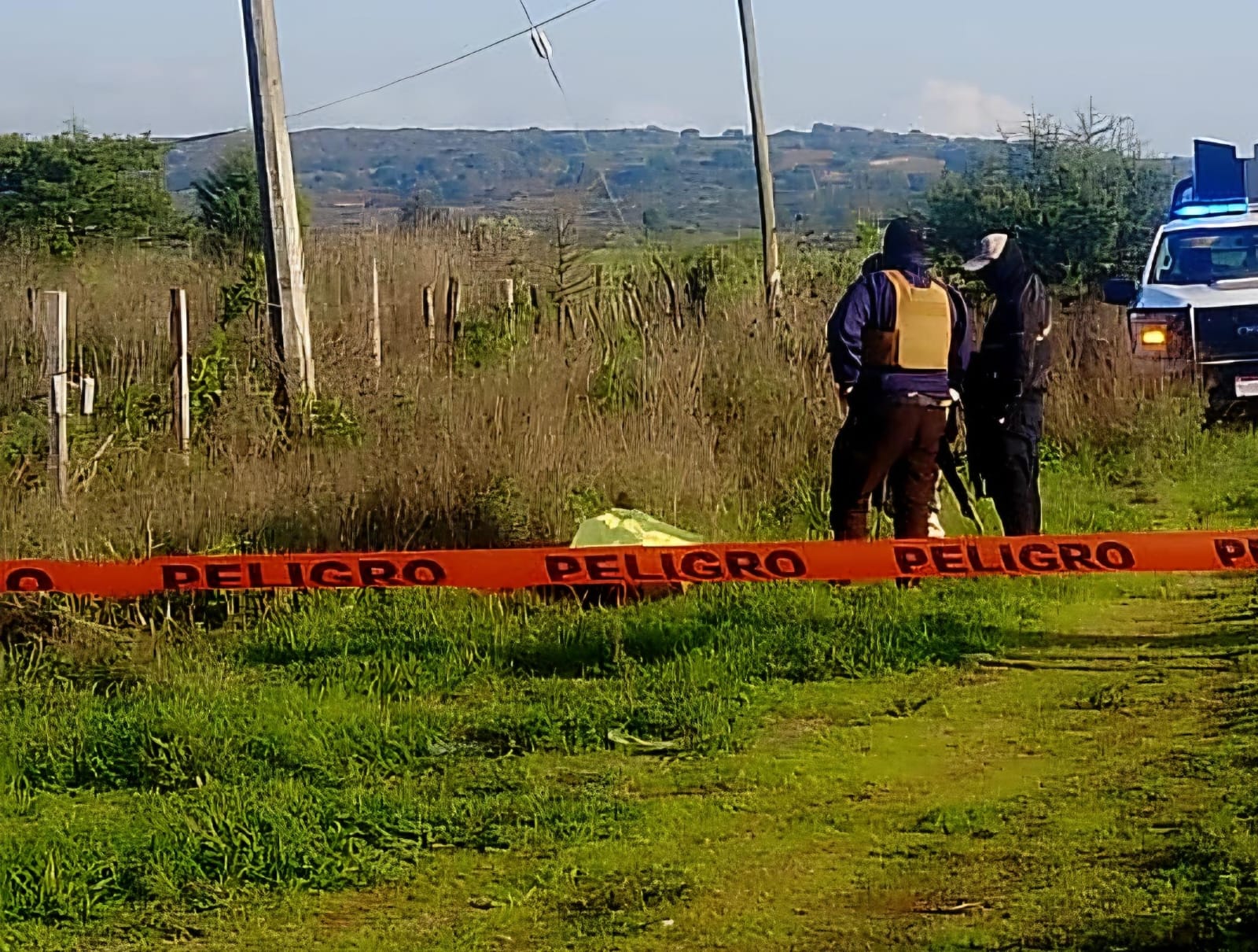 Abandonan ejecutad0 junto con un narcomensaj3, en Tangamandapio