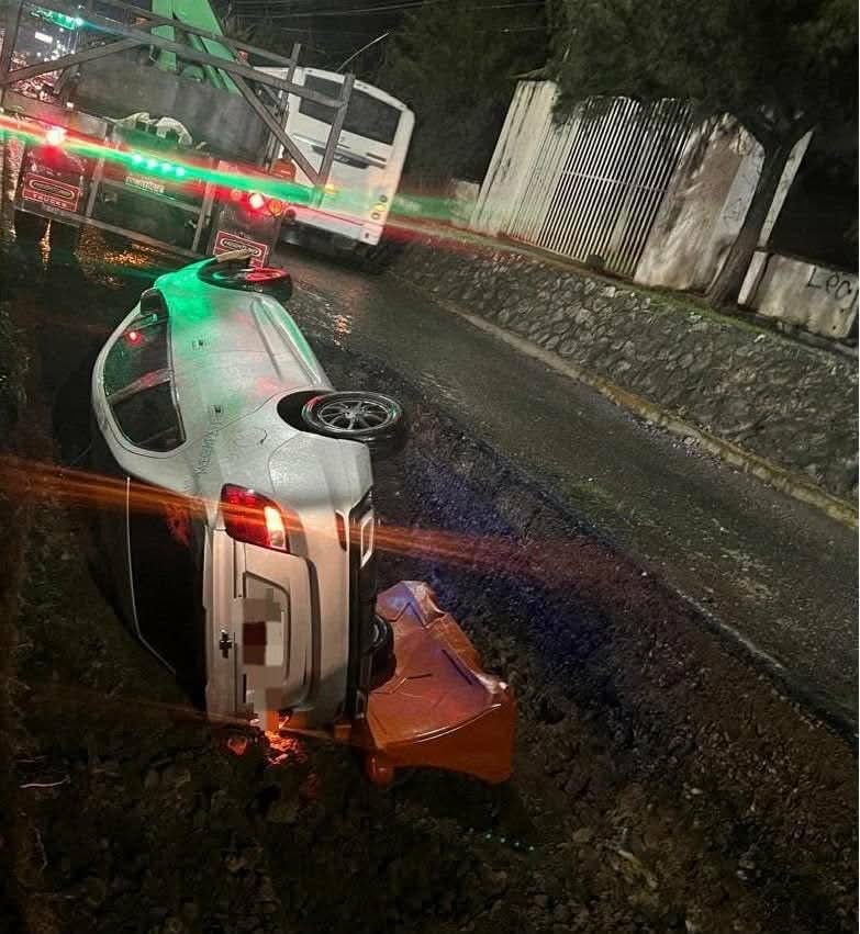 Auto cae a la excavación de una obra en la Madero Poniente de Morelia 
