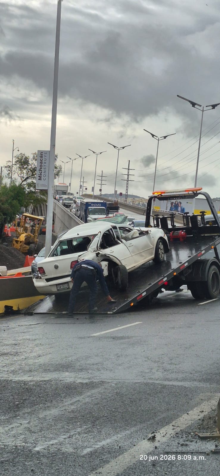 Tractocamiones chocan auto y lo proyectan contra muro divisorio en Morelia