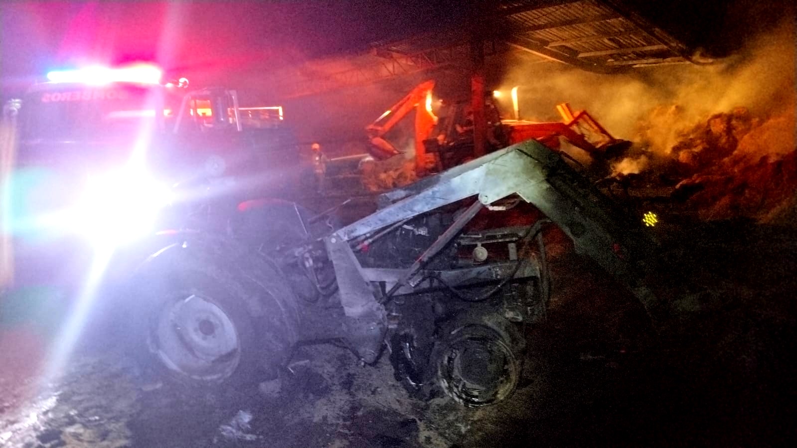Arde galera con alimento para ganado y dos tractores en Parácuaro