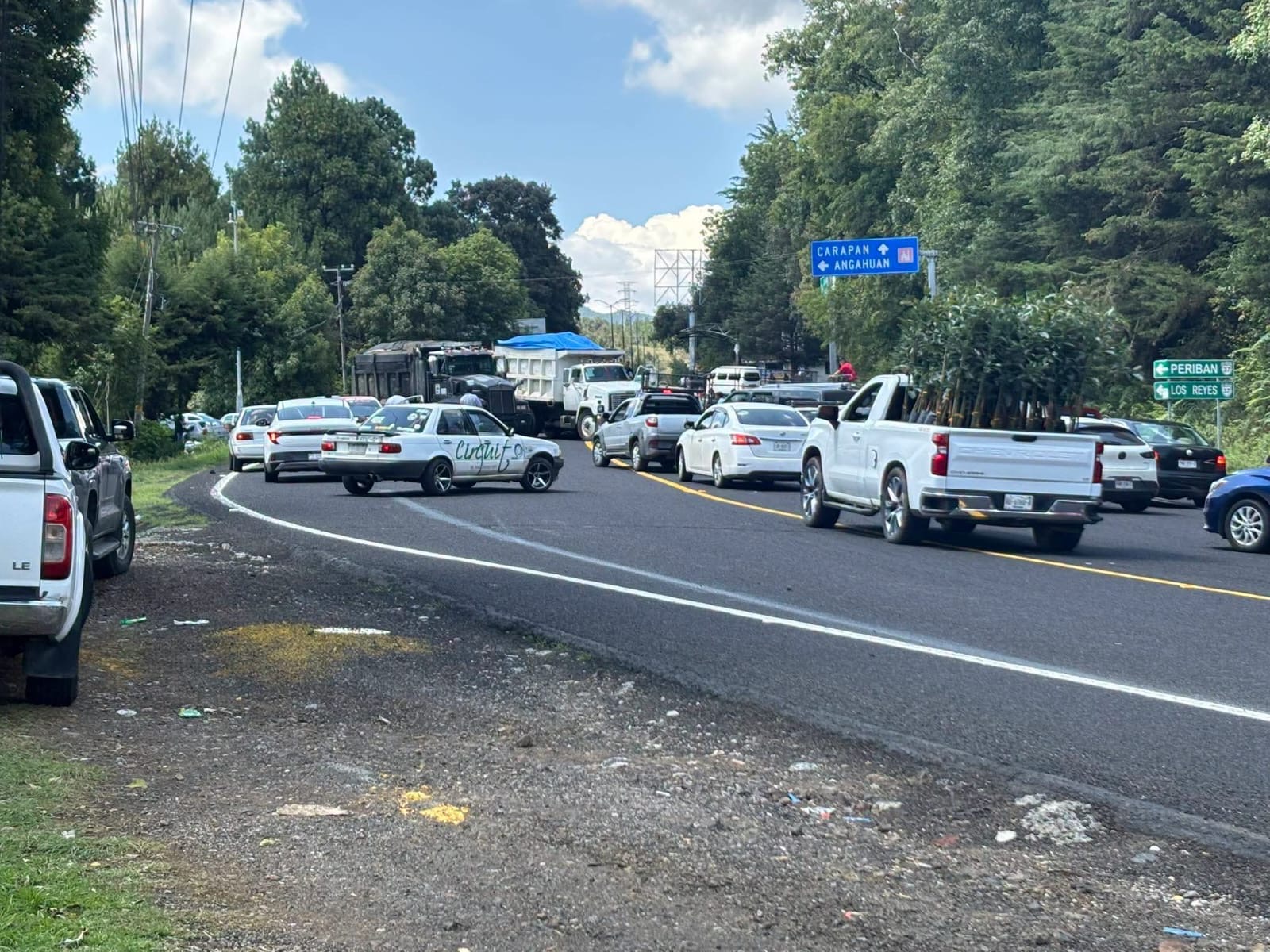 Bloquean la carretera Uruapan-Paracho; exigen búsqueda de dos desaparecidos