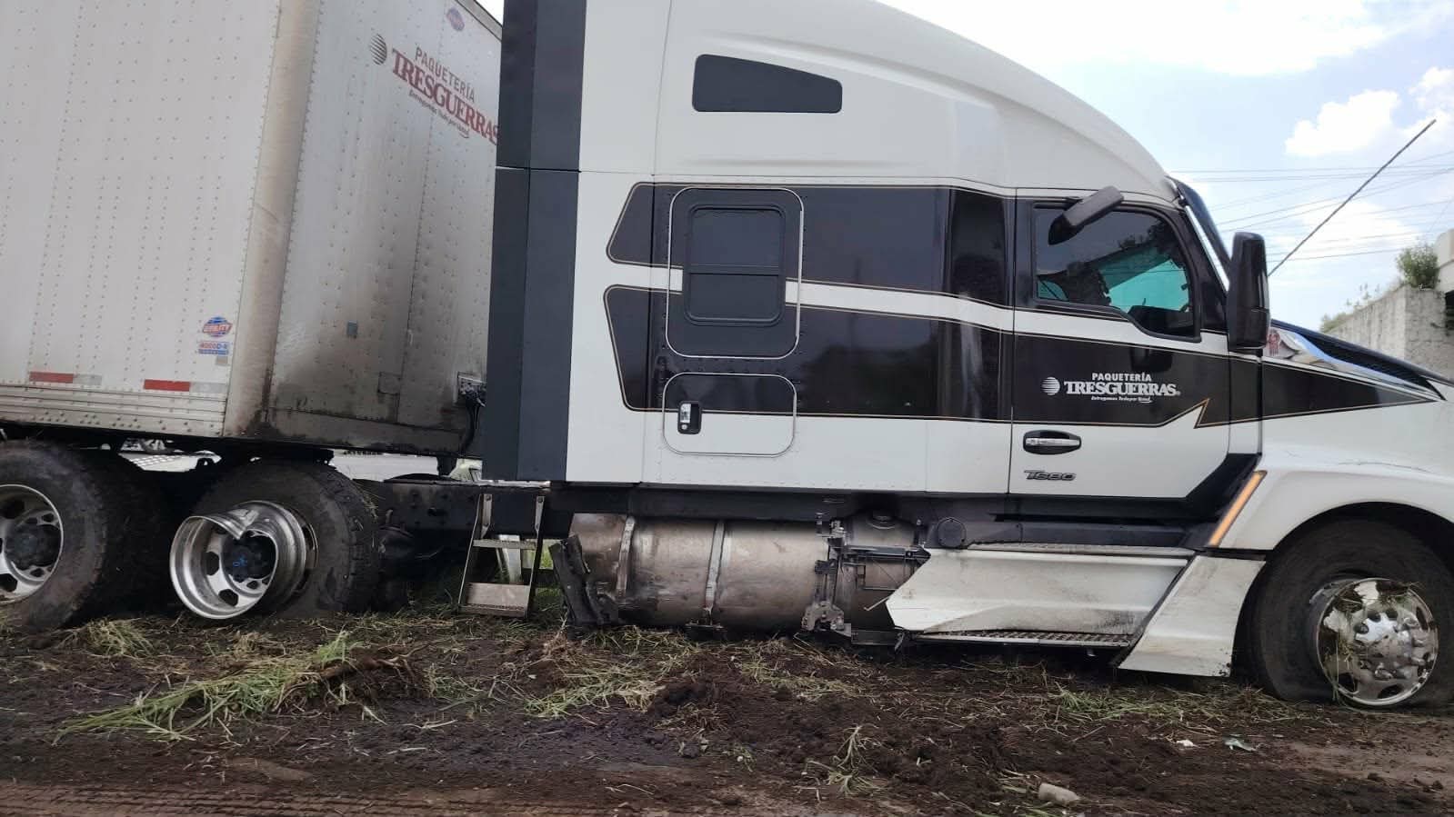Tractocamión de paquetería choc4 contra camellón central en la Morelia-Pátzcuaro; hay un herid0