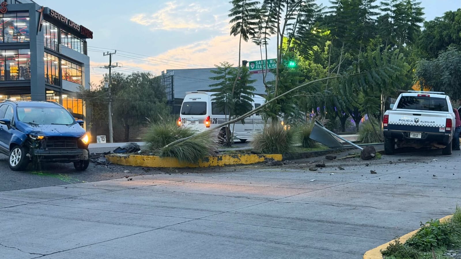 Se registra choque entre auto y patrulla de la Policía Auxiliar en Morelia 