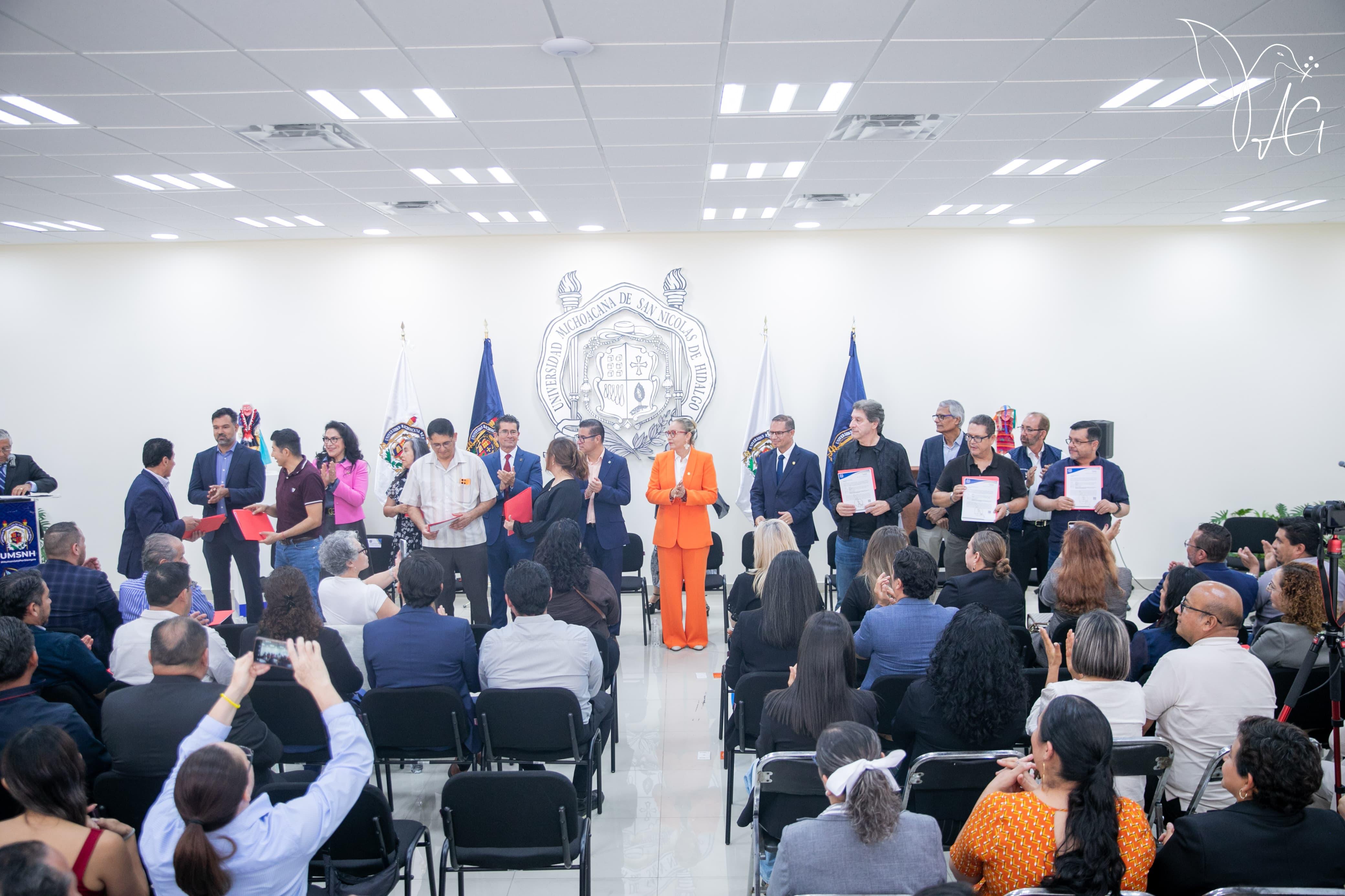 SE HACE JUSTICIA LABORAL A DOCENTES NICOLAITAS; YARABÍ ÁVILA ENTREGA NOMBRAMIENTOS DE MATERIAS DEFINITIVAS