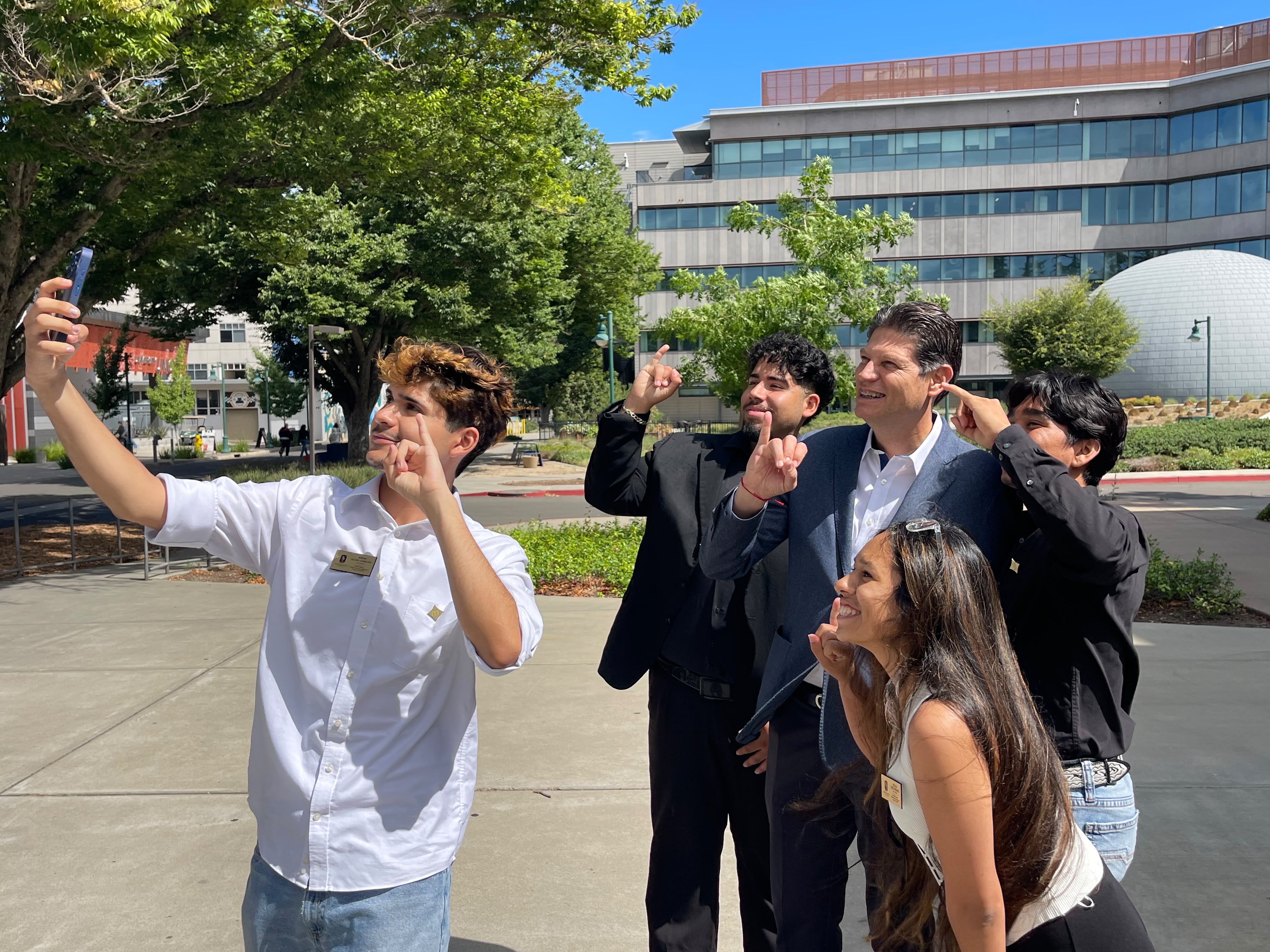 Se reúne Alfonso Martínez Alcázar con jóvenes de la Universidad Estatal de Sacramento