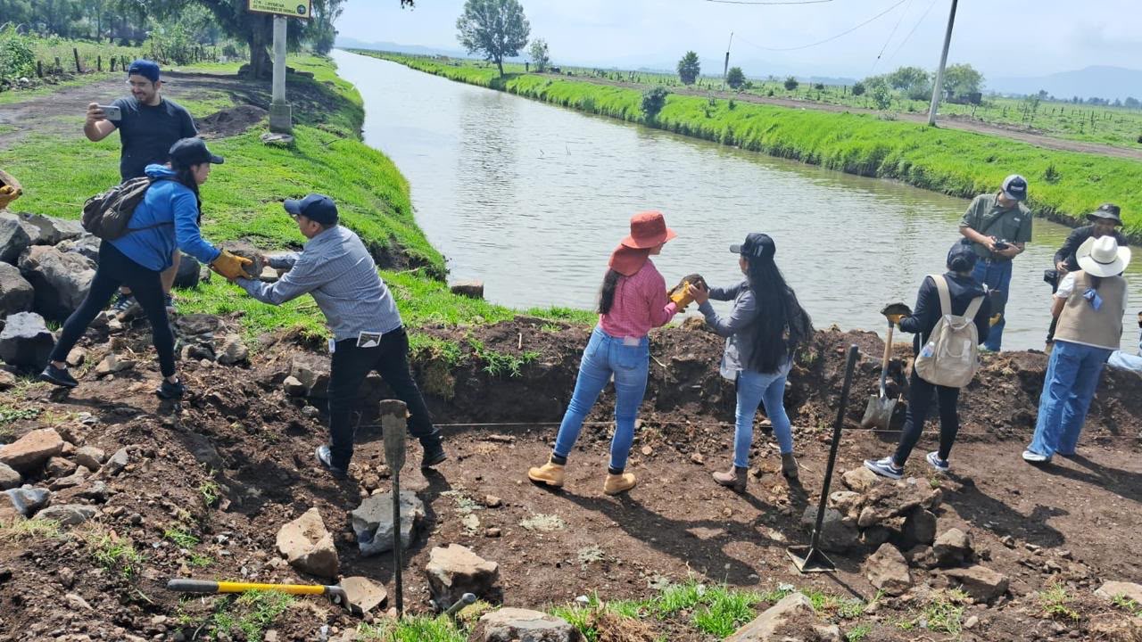 Con 260 presas filtrantes, retienen más de 30 mil metros cúbicos de azolve en lago de Pátzcuaro