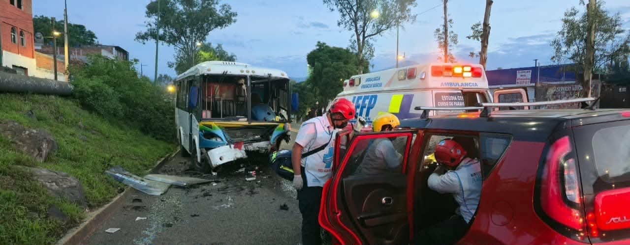 Se registran dos accidentes vehiculares en la avenida Madero Poniente de Morelia; hay un herido 