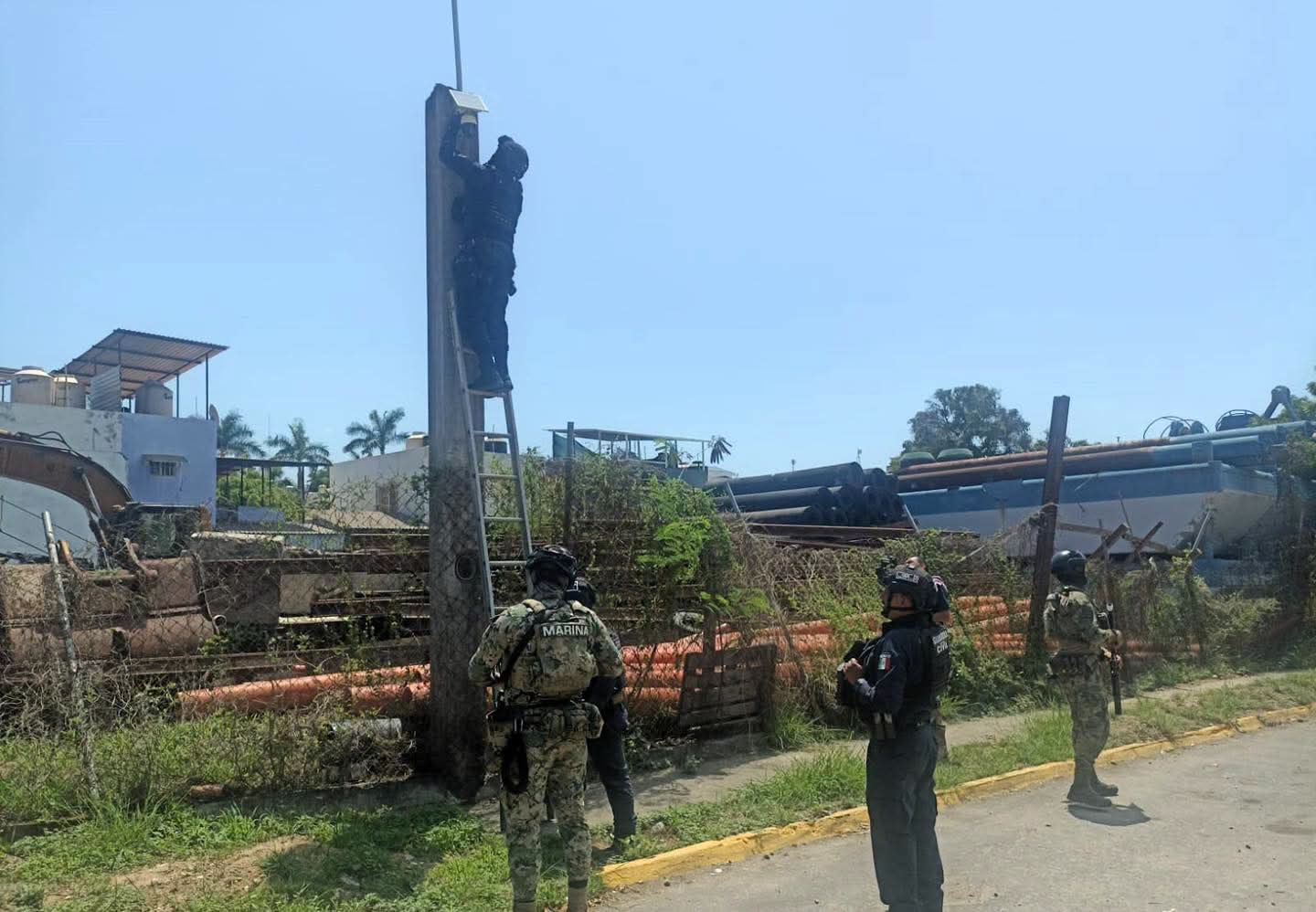 Marina, SSP y FGE desactivan cámaras parasitas usadas por el crimen organizado, en Lázaro Cárdenas