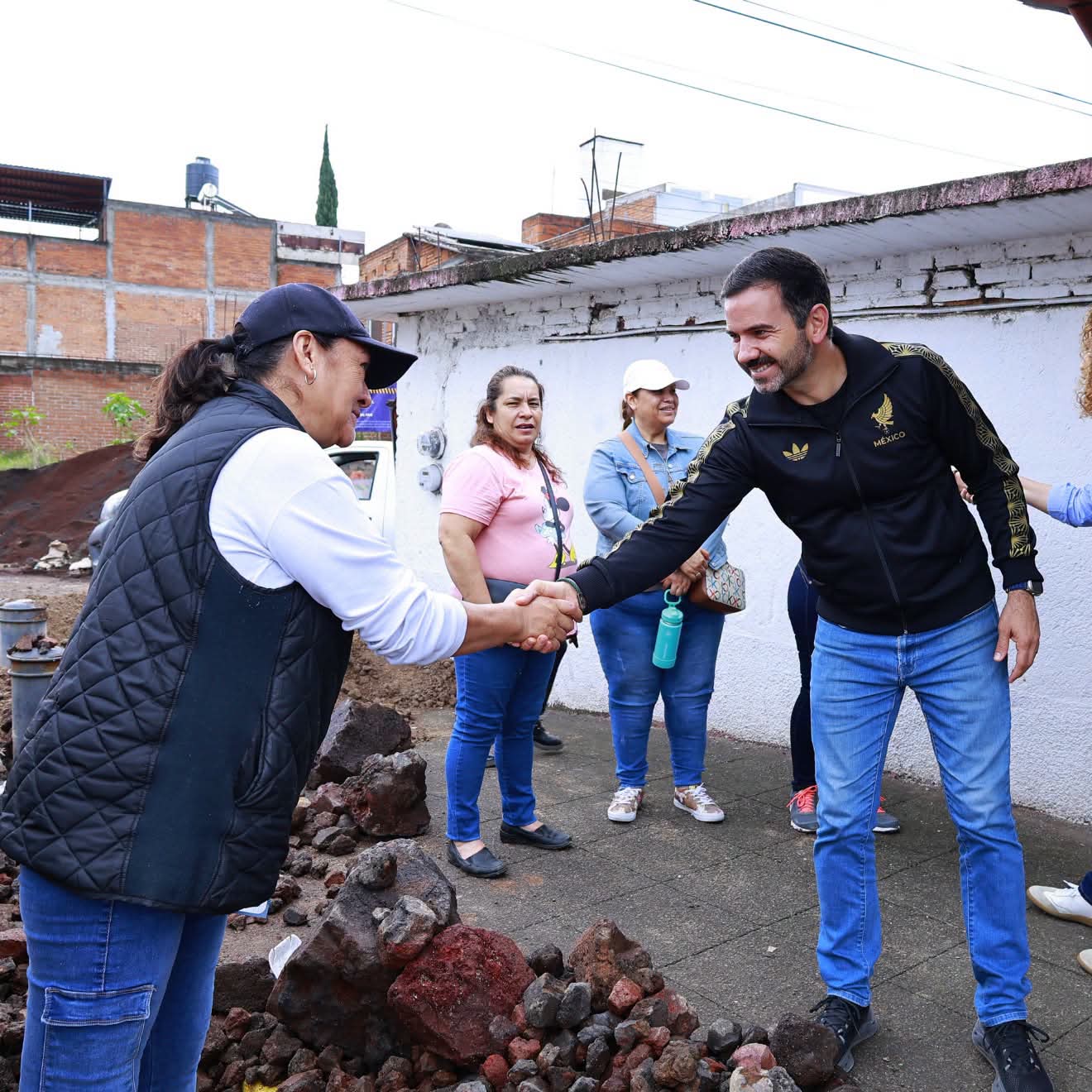 Yankel Benítez supervisa pavimentación en colonia Arboledas