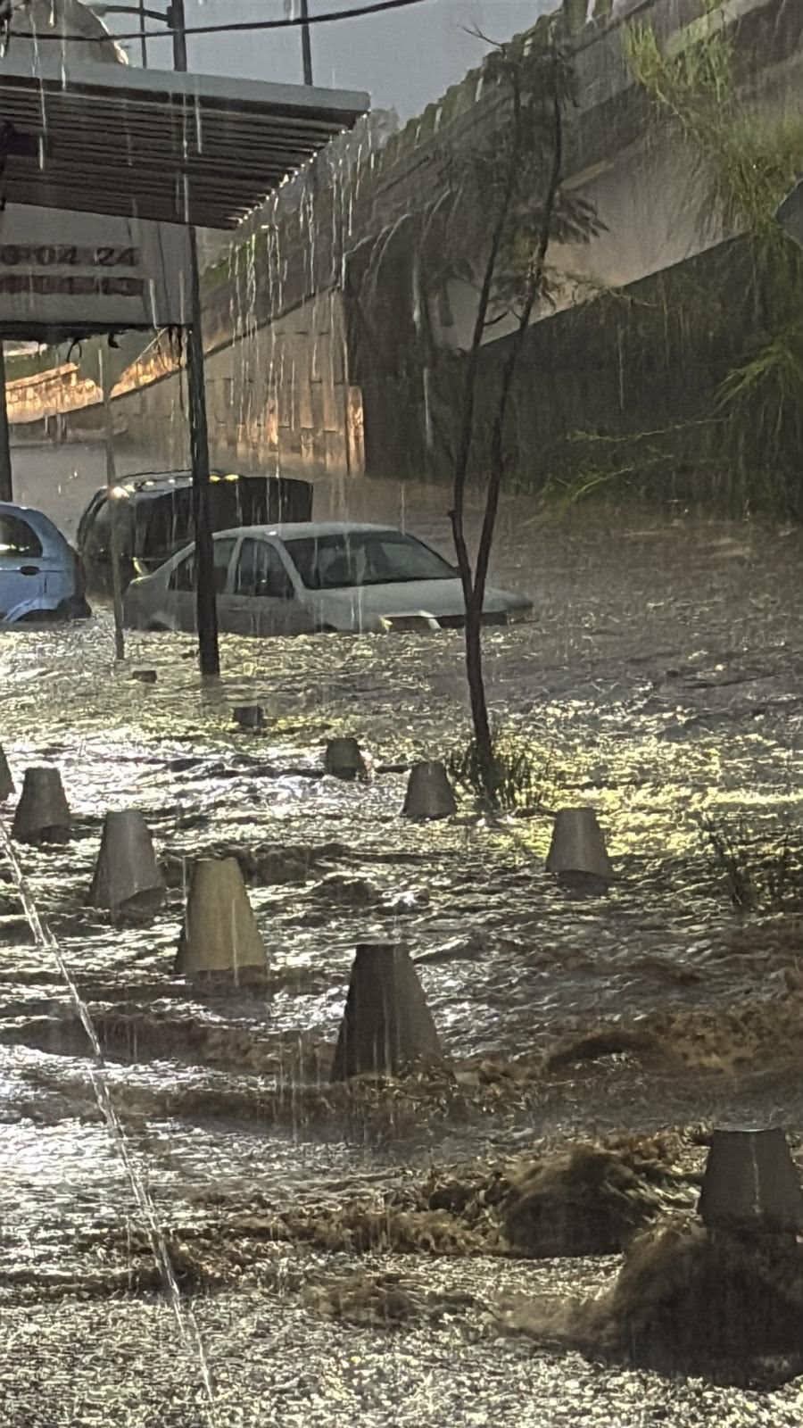 Intensa lluvia provoca inundaciones, vehículos varados y un accidente en Morelia