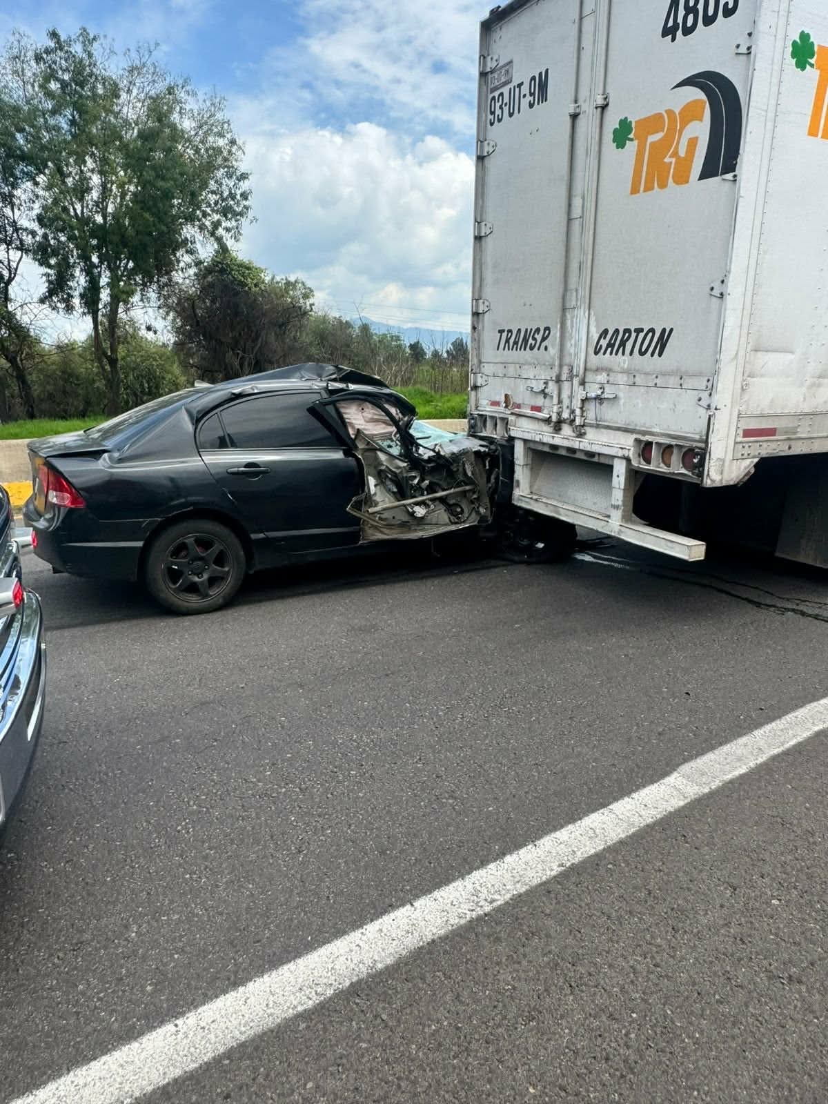 Auto choca contra retaguardia de tractocamión en la Morelia-Pátzcuaro; hay un herid0 