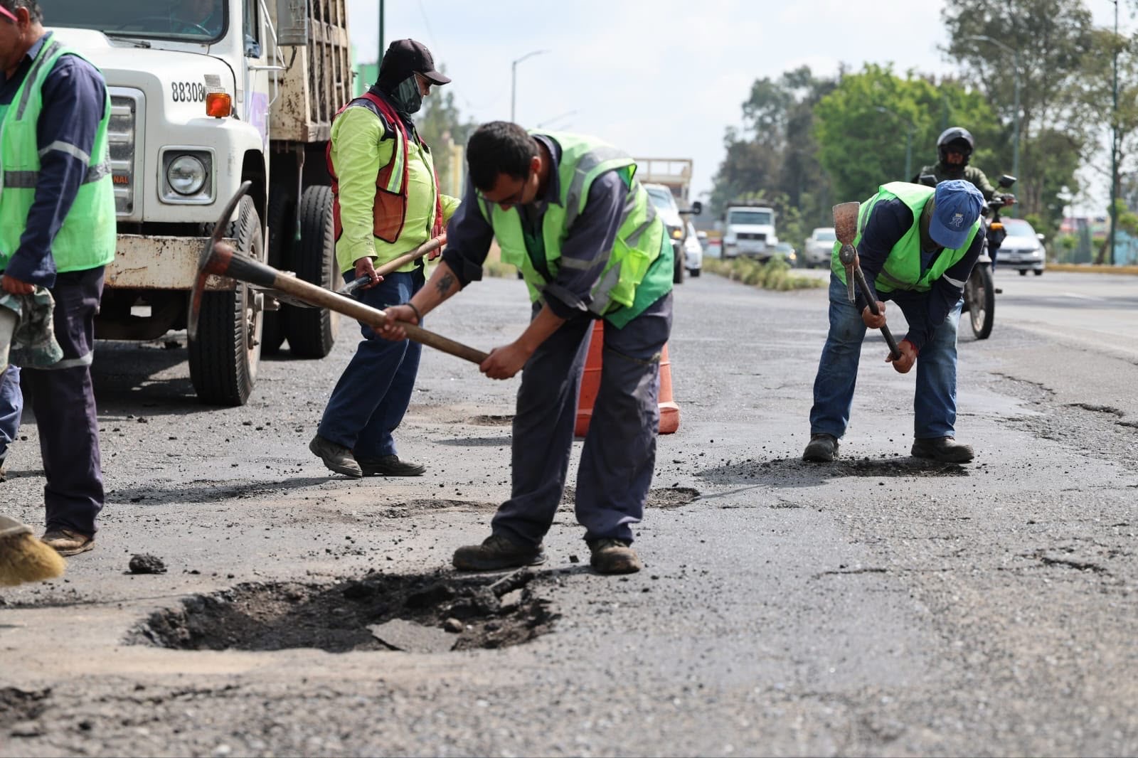Mantiene Gobierno de Morelia brigadas de bacheo y rehabilitación de vialidades