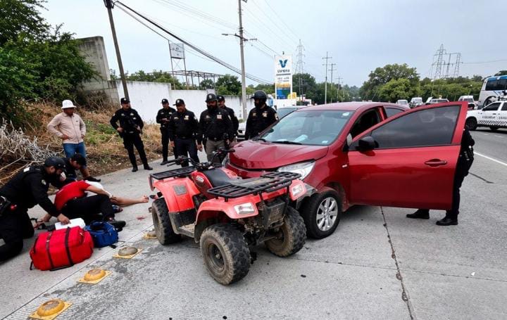 Choque entre automóvil y cuatrimoto deja a una adulta mayor gravemente lesionada en Apatzingán