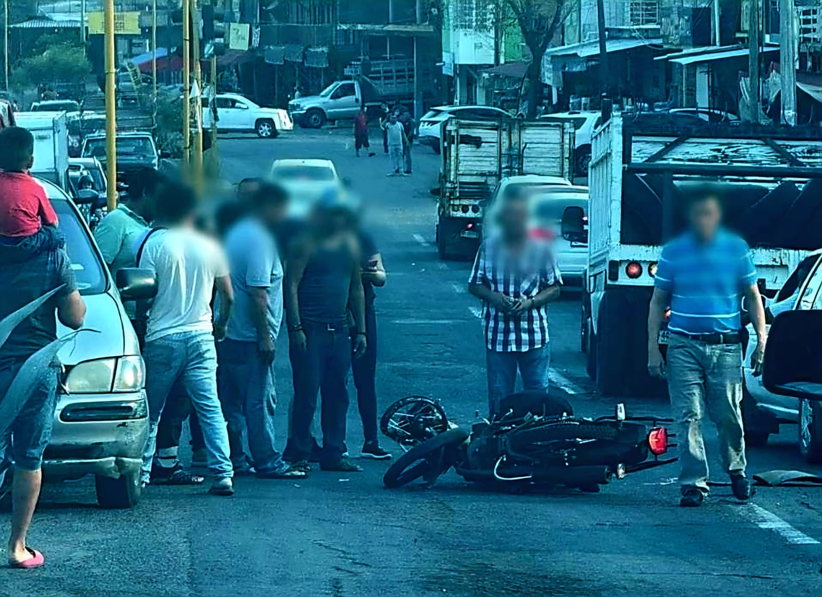 Adolescente motociclista protagoniza choque contra camioneta, en Nueva Italia