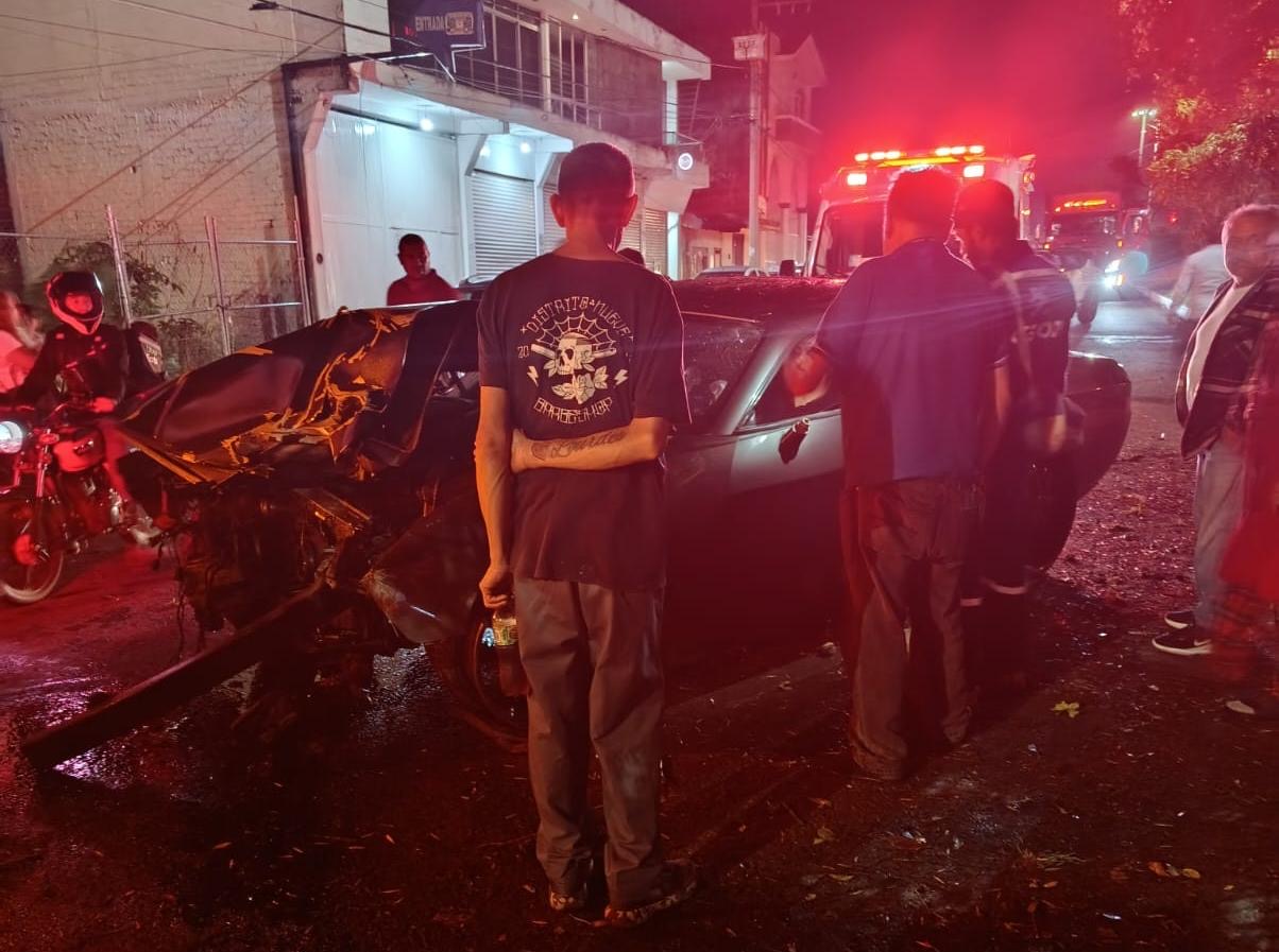 Auto deportivo choca contra árbol, en la calzada Juárez de Uruapan