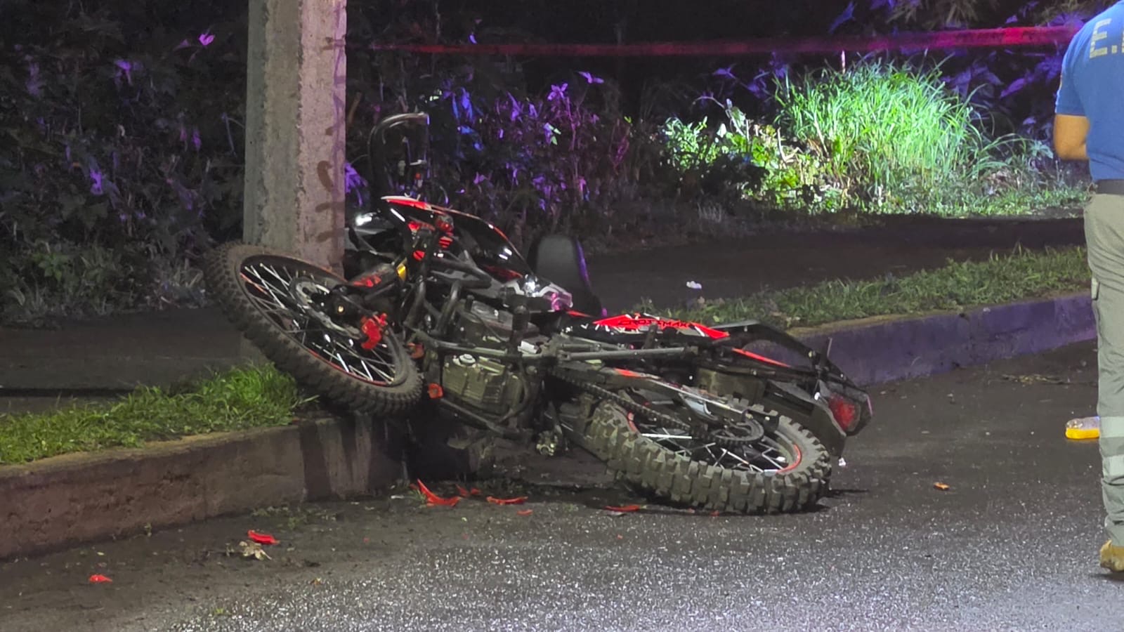 Adolescente muere al chocar su moto contra un poste, en Zamora