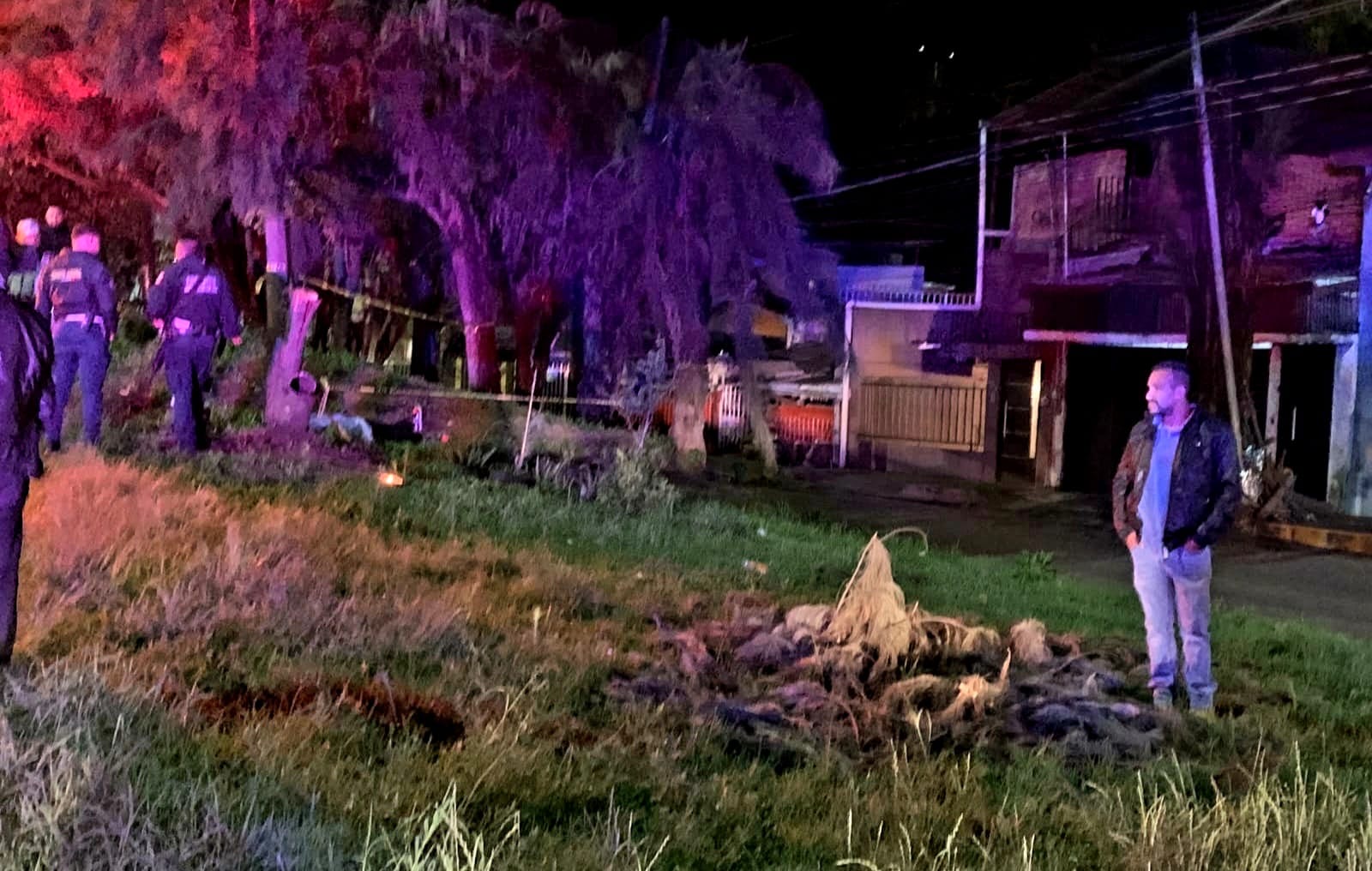 Motociclistas derrapan y chocan contra un árbol en Uruapan; uno muere