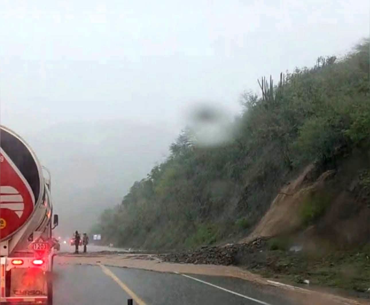 Deslave obliga a cierre de la autopista Siglo XXI