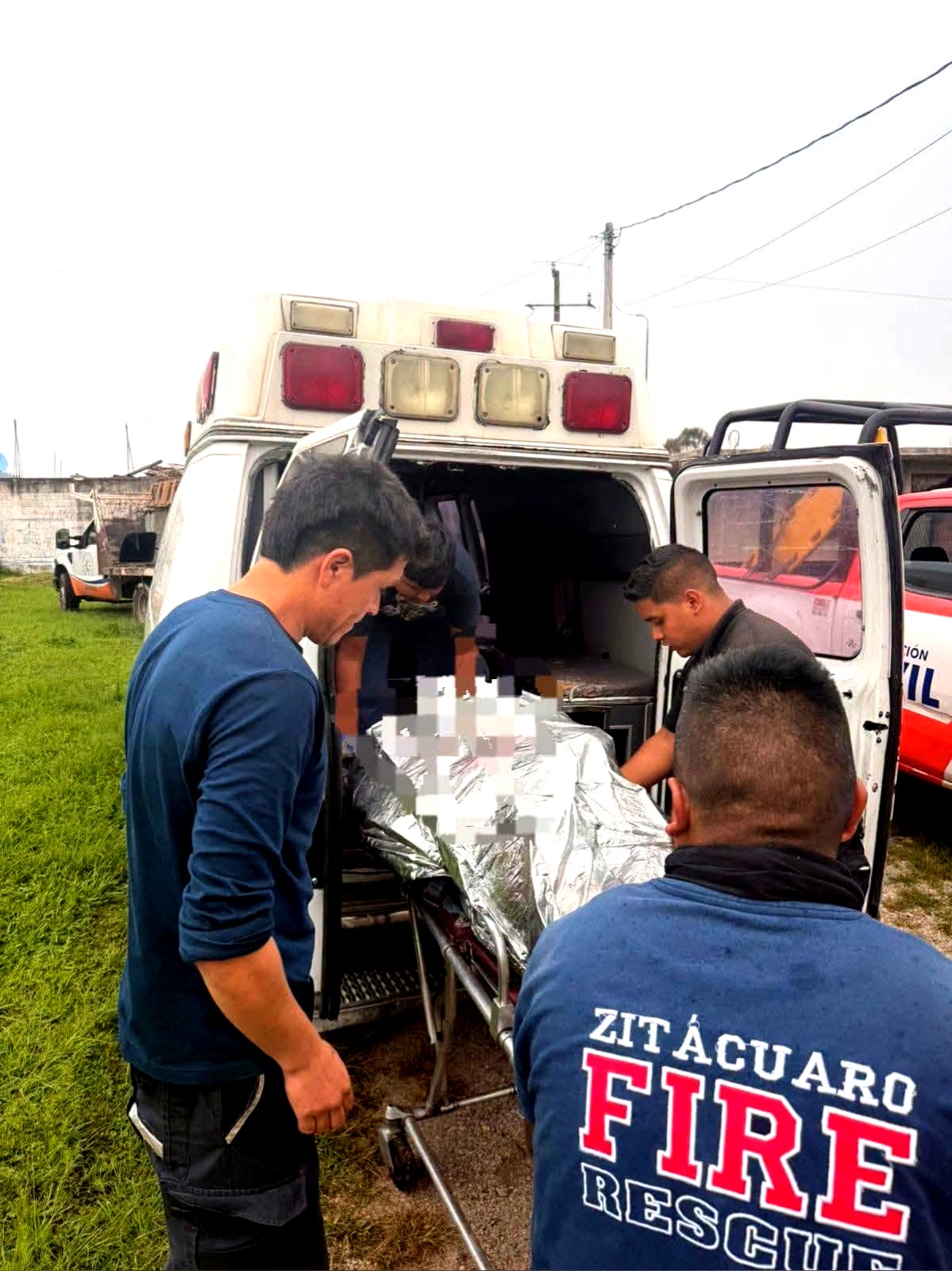Albañil sufre descarga eléctrica y queda gravemente lesionado en Zitácuaro