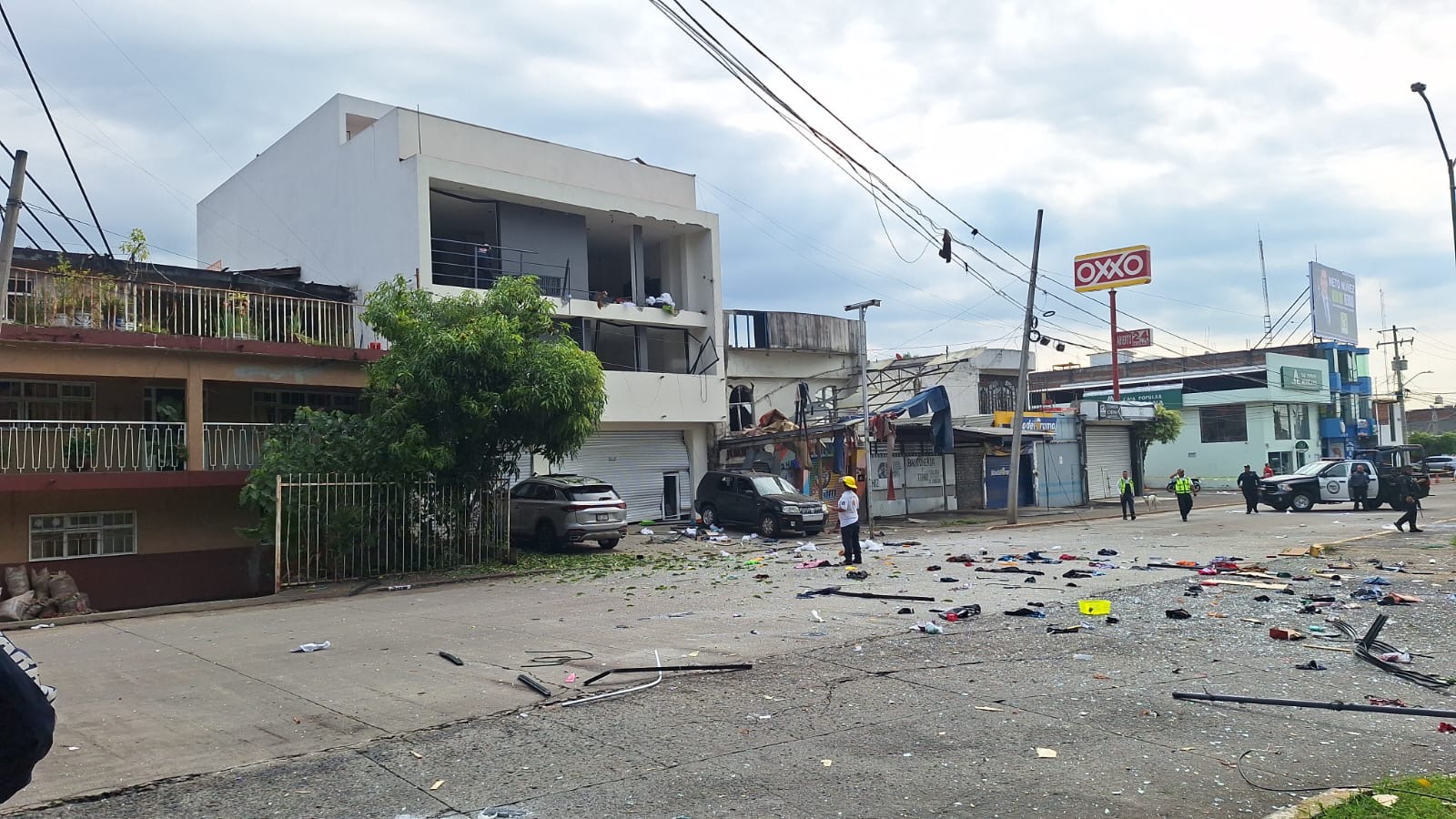 Estalla tanque estacionario de Gas L. P, en edificio de Uruapan; hay tres heridos y daños en varios inmuebles