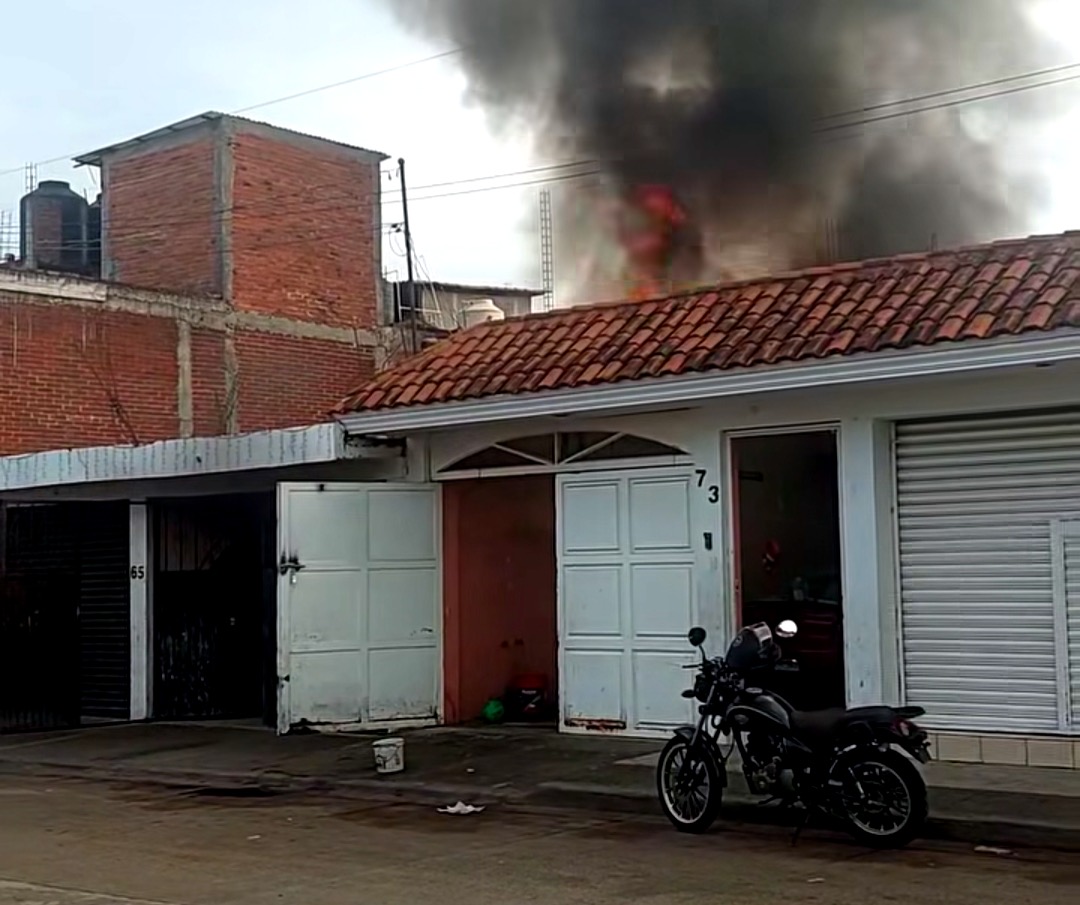 Incendio consume vivienda mientras sus habitantes estaban de vacaciones en Uruapan