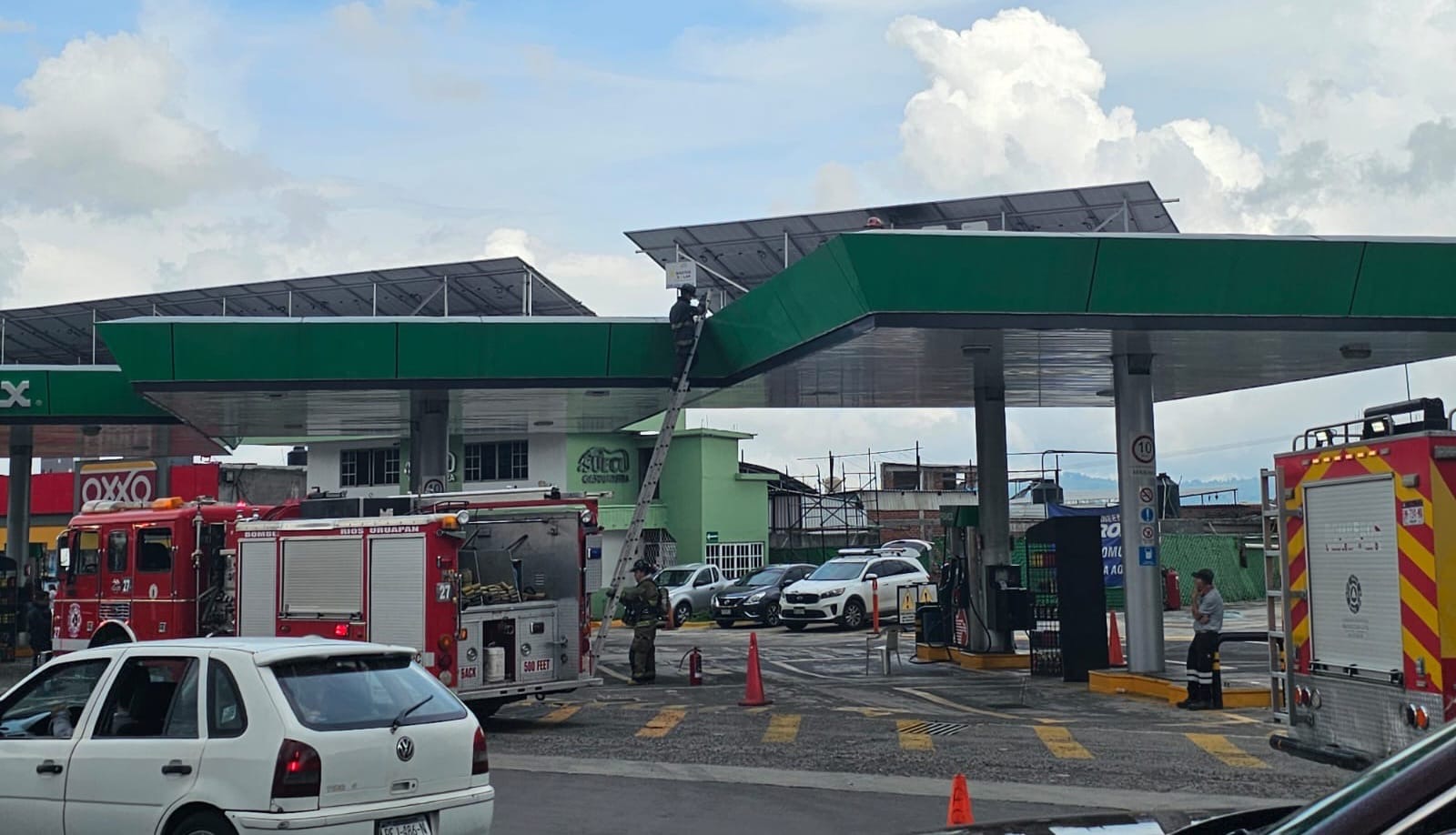 Se registra conato de incendio en sistema de paneles solares de gasolinera, en Uruapan 