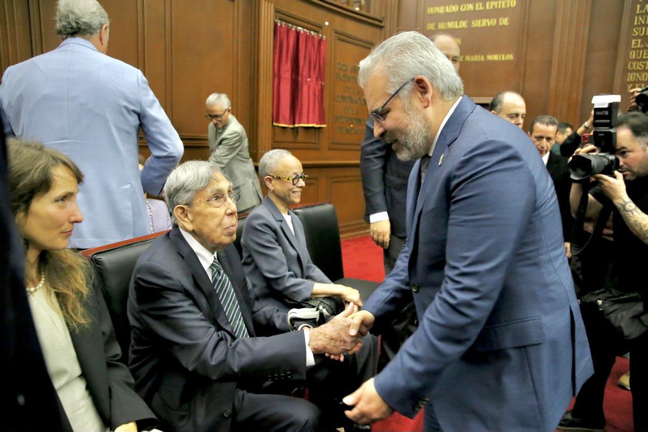 Inscriben con letras doradas el nombre de Amalia Solórzano en el Congreso; Bedolla destaca su legado