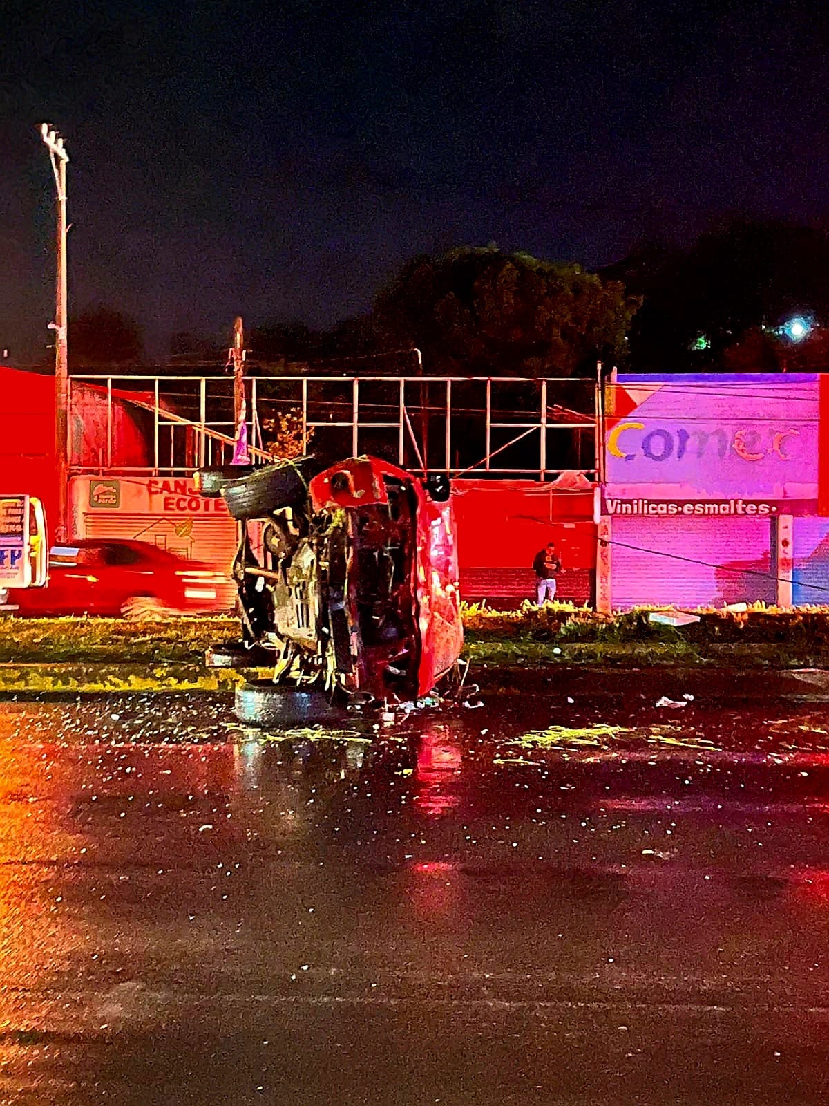 Se registra volcadura de camioneta en la avenida Morelos Norte de Morelia; hay un herido 