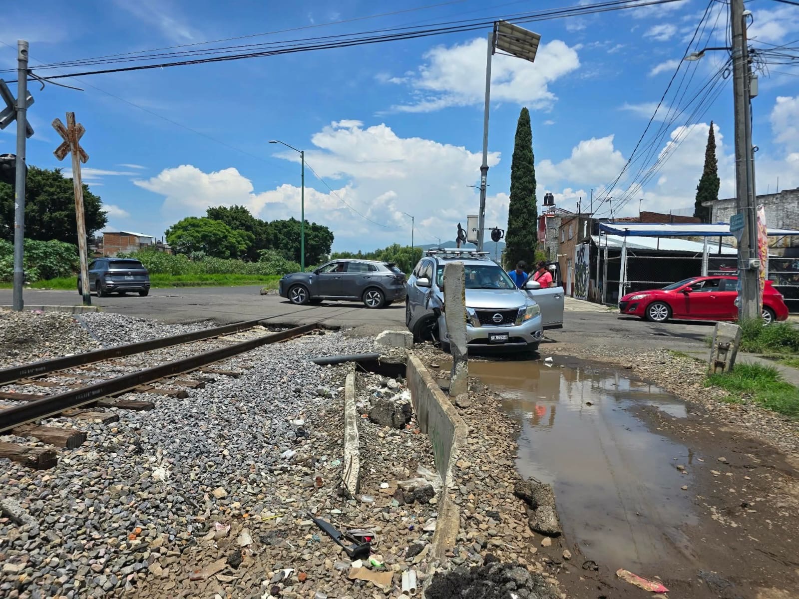 Camioneta es impactada por el tren en Morelia; conductora sufre crisis nerviosa