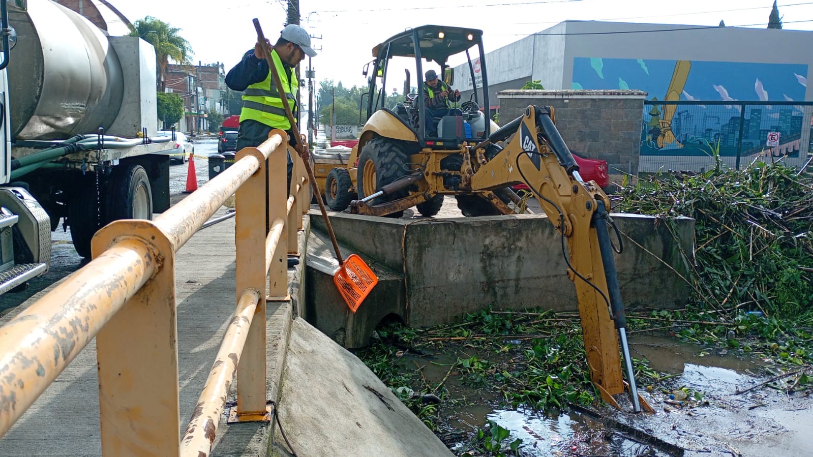 Continúan trabajos de desazolve del Dren Barajas