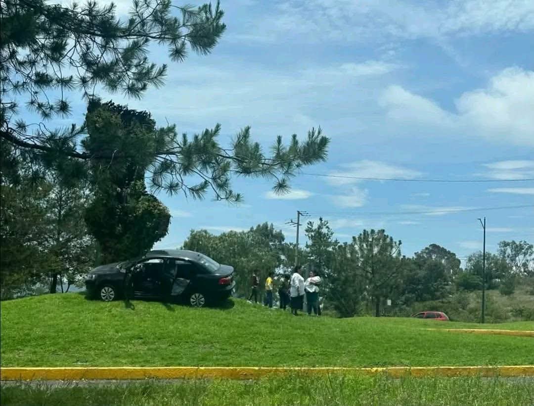 Auto se sube a jardinera, a pocos metros de glorieta Juan Pablo II, al sur de Morelia