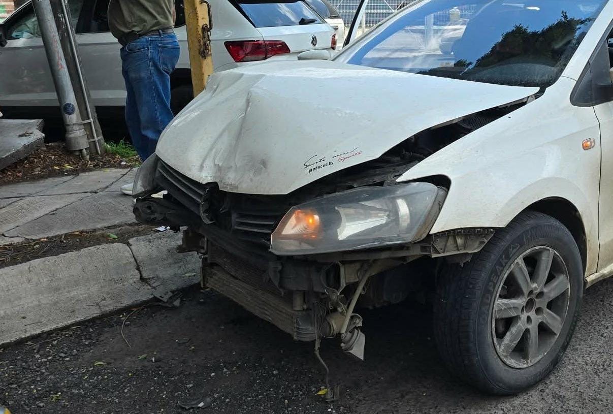 Se registra choqu3 entre dos vehículos en la avenida Madero Poniente de Morelia; hay dos herid0s