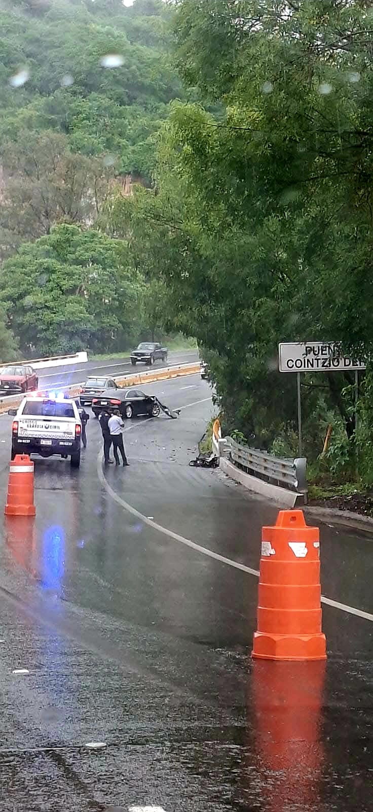 Auto choca contra muro de contención en la Morelia-Pátzcuaro