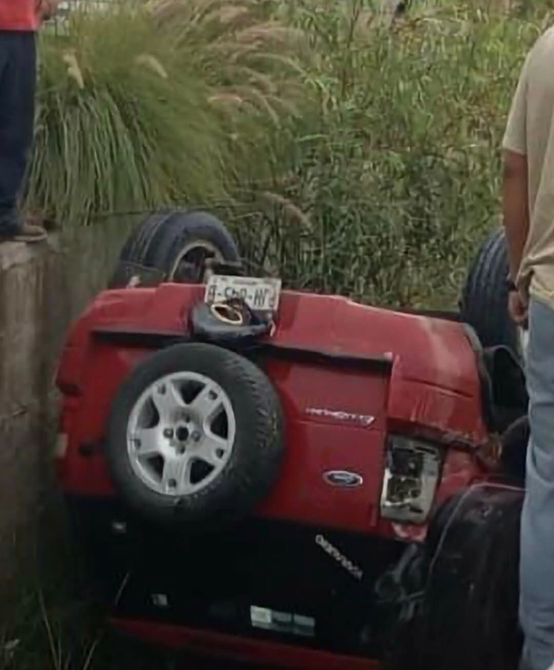 Camioneta cae a canal pluvial en Villas Oriente, Morelia; el ocupante resulta herido 