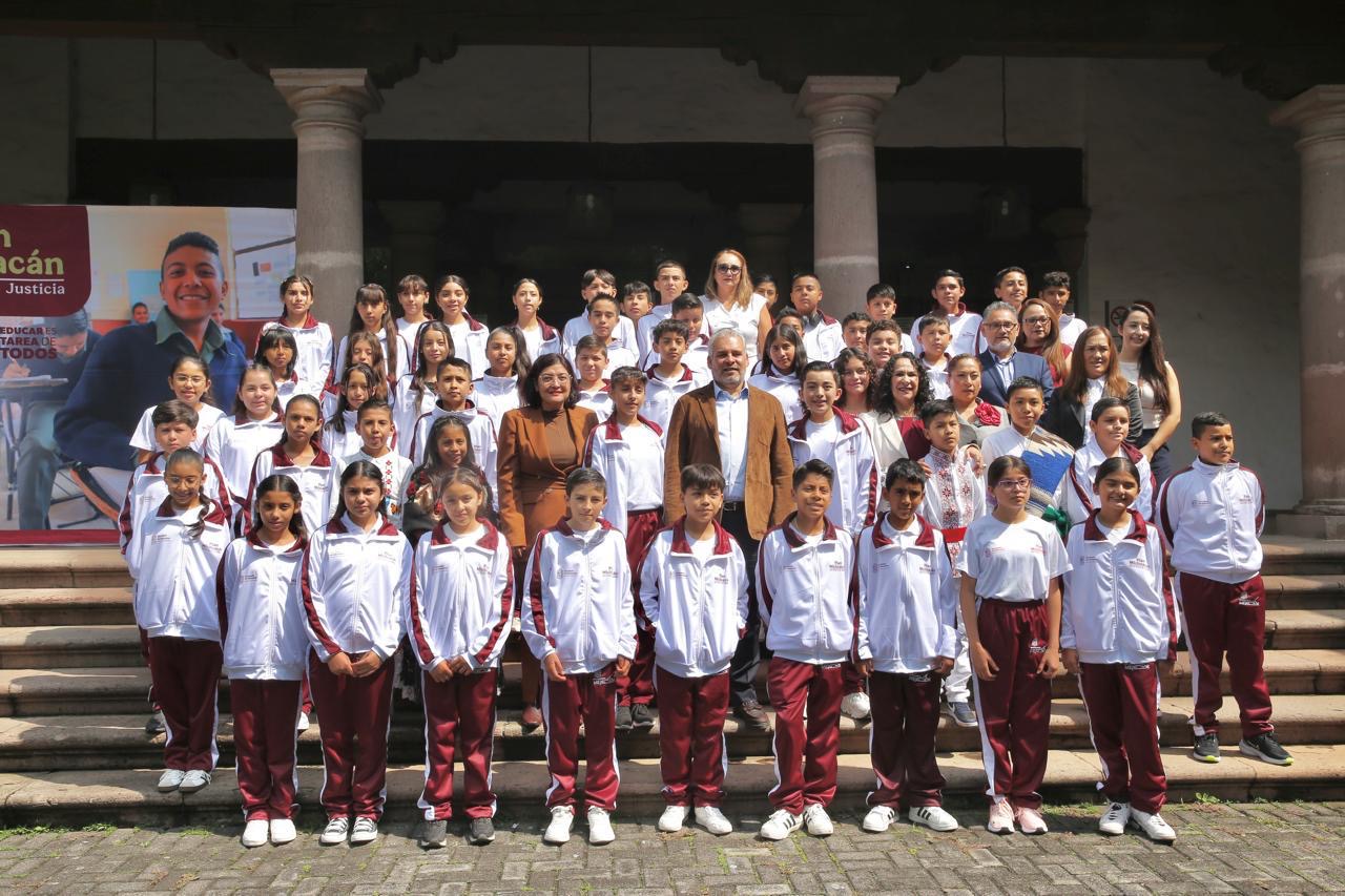Reconoce Bedolla el talento estudiantil, entrega laptops a los 52 ganadores de la Olimpiada del Conocimiento Infantil 2026