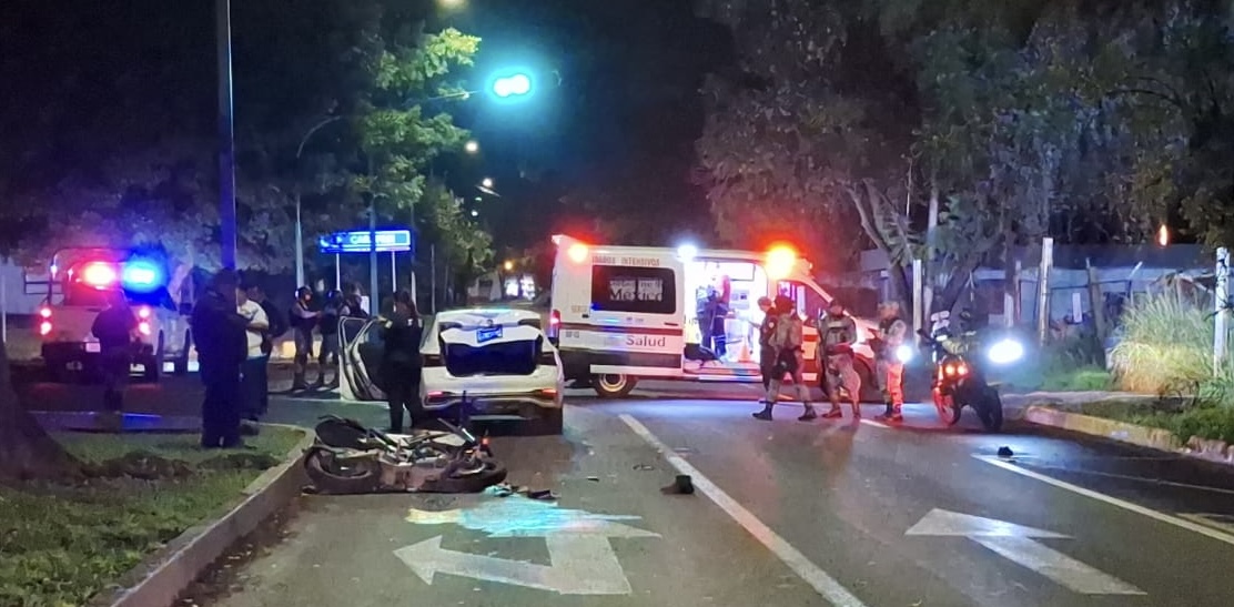 Grav3s dos motociclistas tras chocar contra un vehículo, en la colonia Morelos de Uruapan