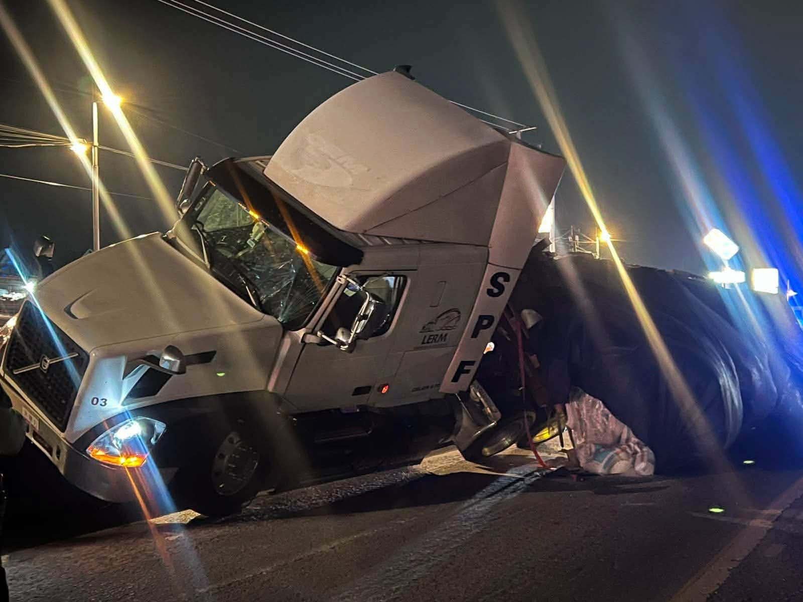 Tráiler se trepa a división de concreto y estuvo a punto de volcar en Morelia