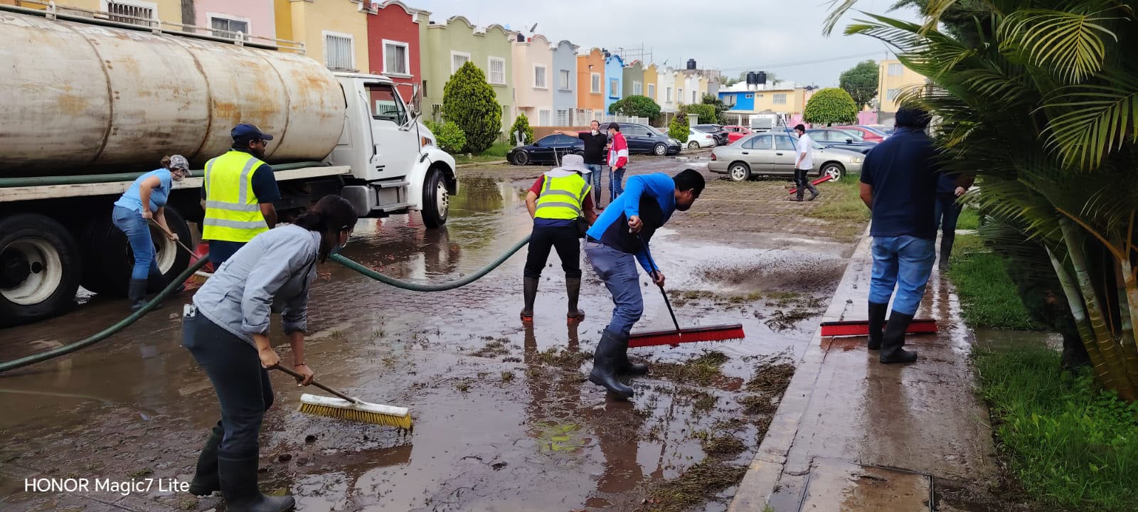 Brigadas del SLyT se suman a labores de limpieza en Hacienda Tiníjaro, tras afectaciones por inundaciones