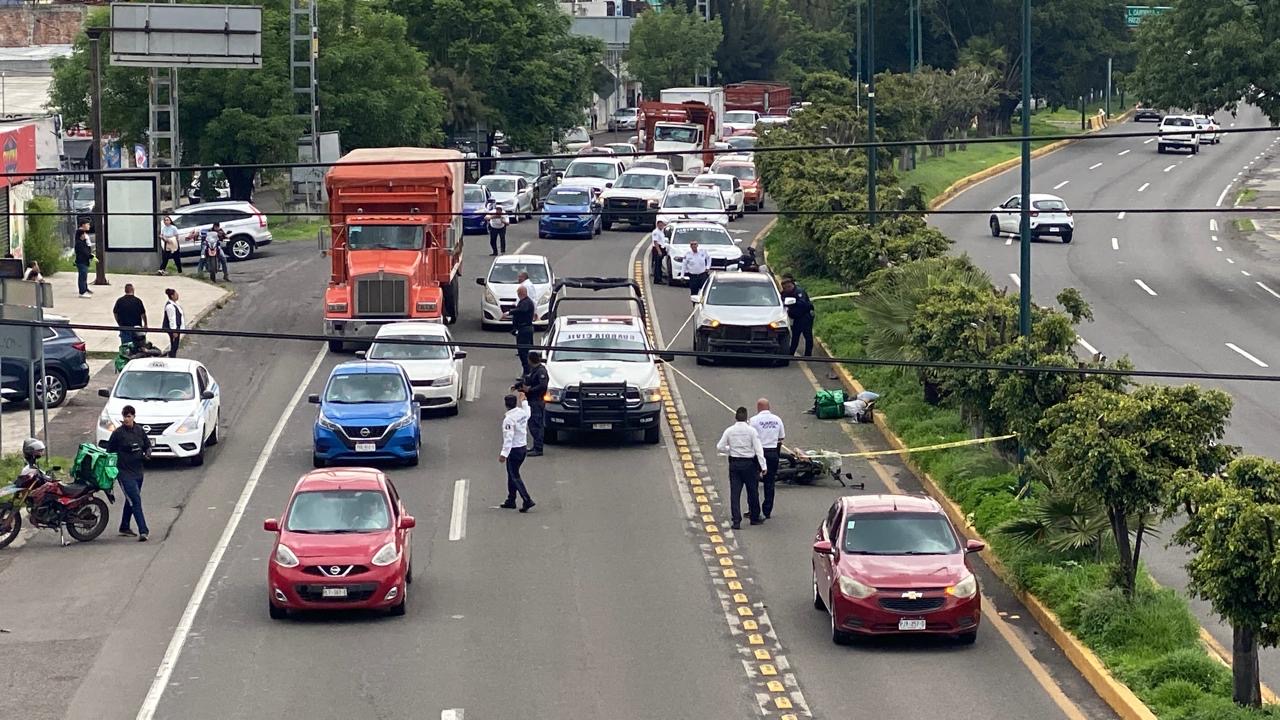 Motorepartidor muere tras ser impactado por camioneta en el Libramiento Sur de Morelia; hay un herido